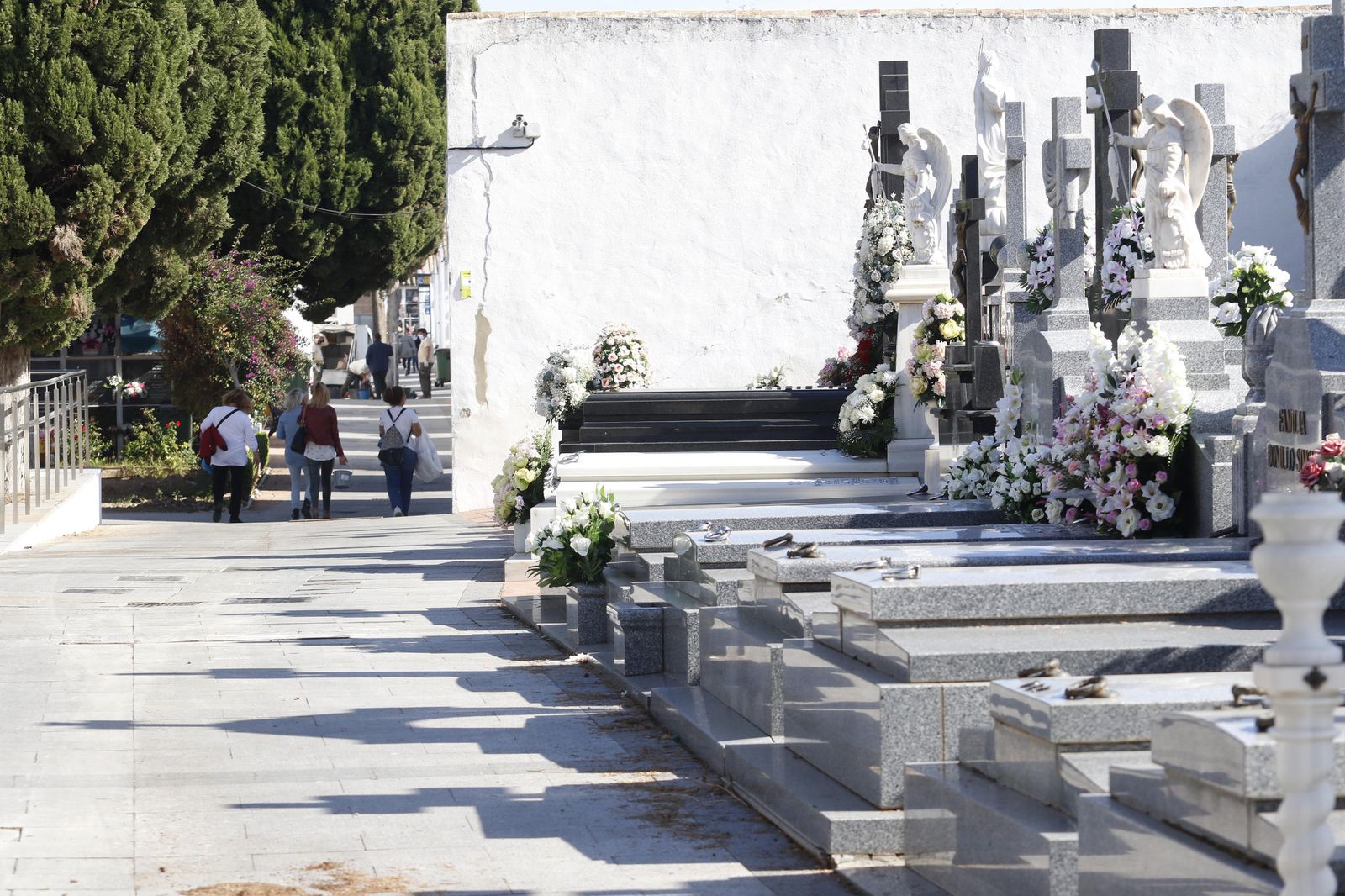 El covid-19 motiva un Día de los Santos de recogimiento en los cementerios de Córdoba