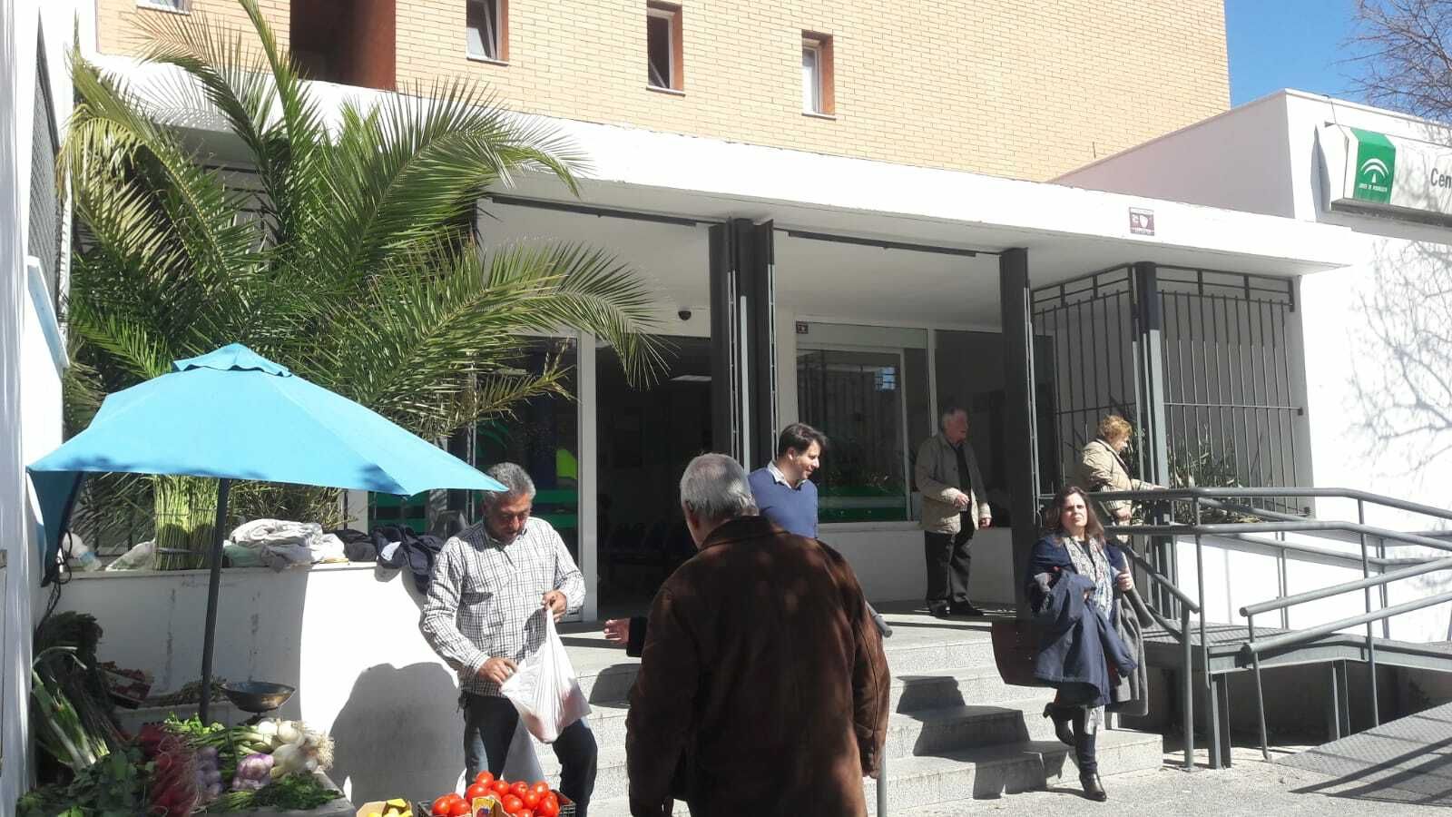 Normalidad en la entrada al centro de salud de San Benito, esta mañana, una vez pasada la alarma.