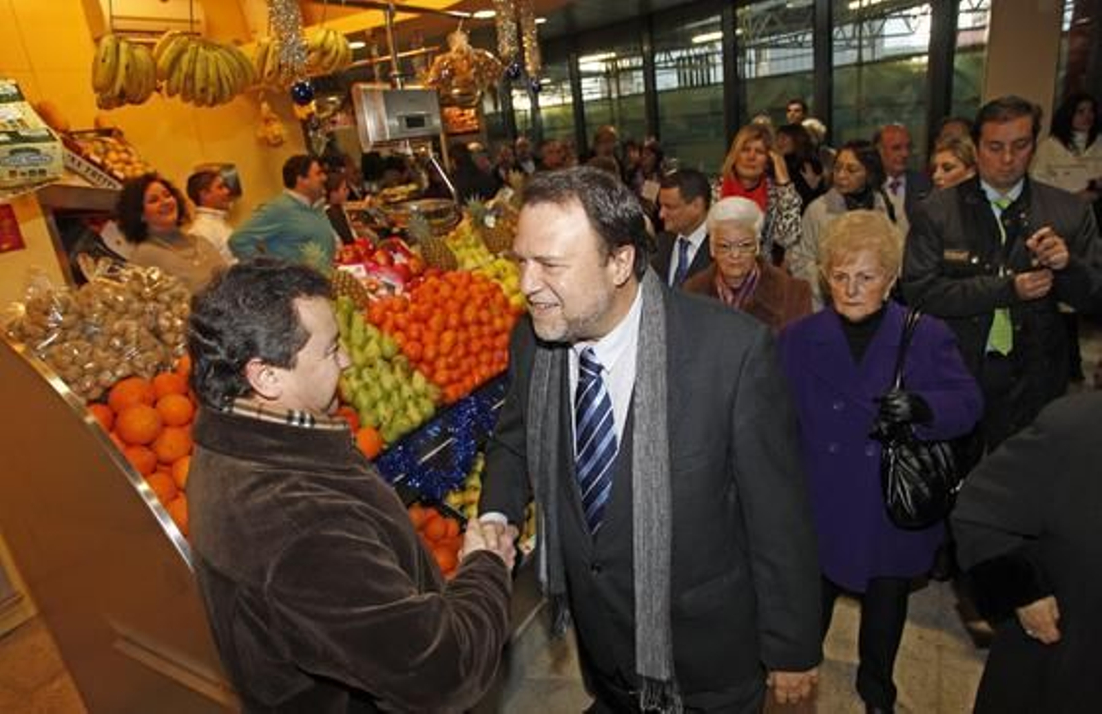 El alcalde inaugura el reformado mercado de la Encarnación. / Antonio Pizarro