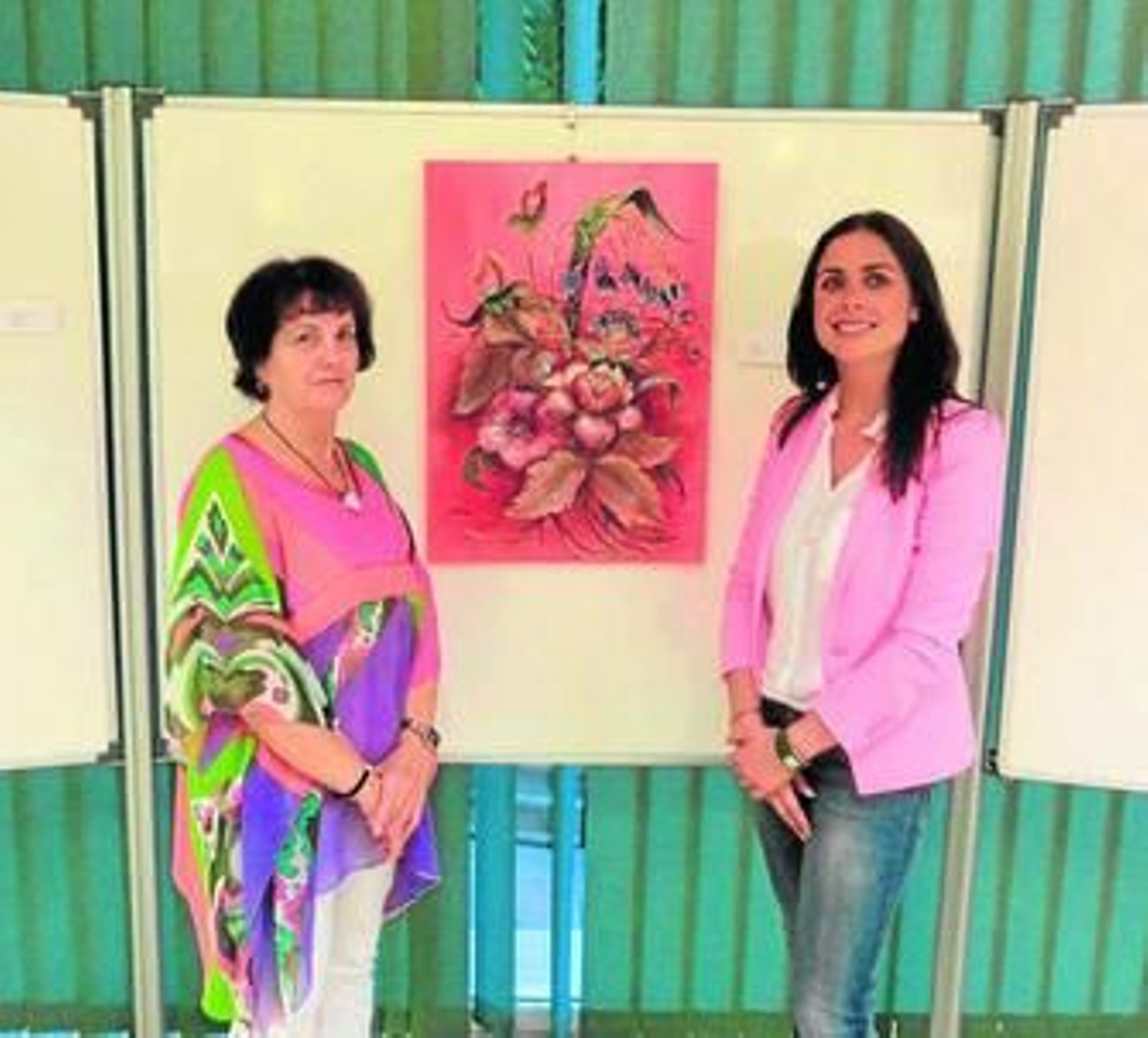 Caridad Amate Gil con la diputada Elisa Fernández.