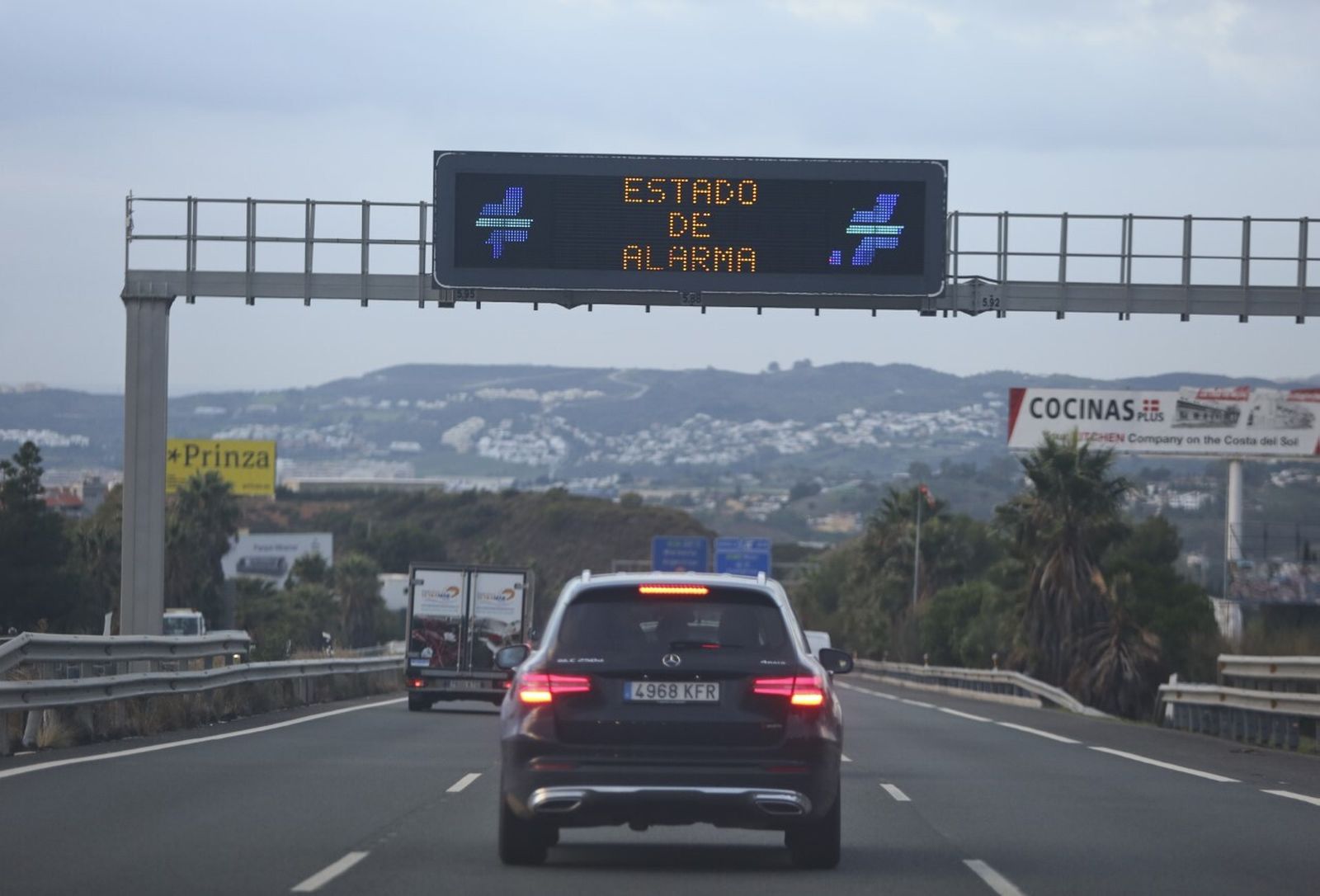Un cartel de Tráfico recordando el estado de alarma en la A7 en sentido Marbella.