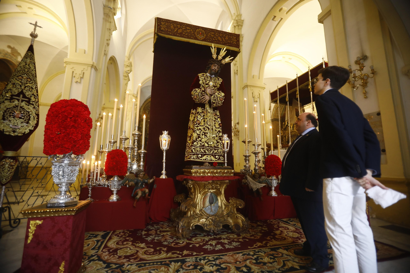 Las mejores imágenes de los besapiés del segundo domingo de Cuaresma en Córdoba