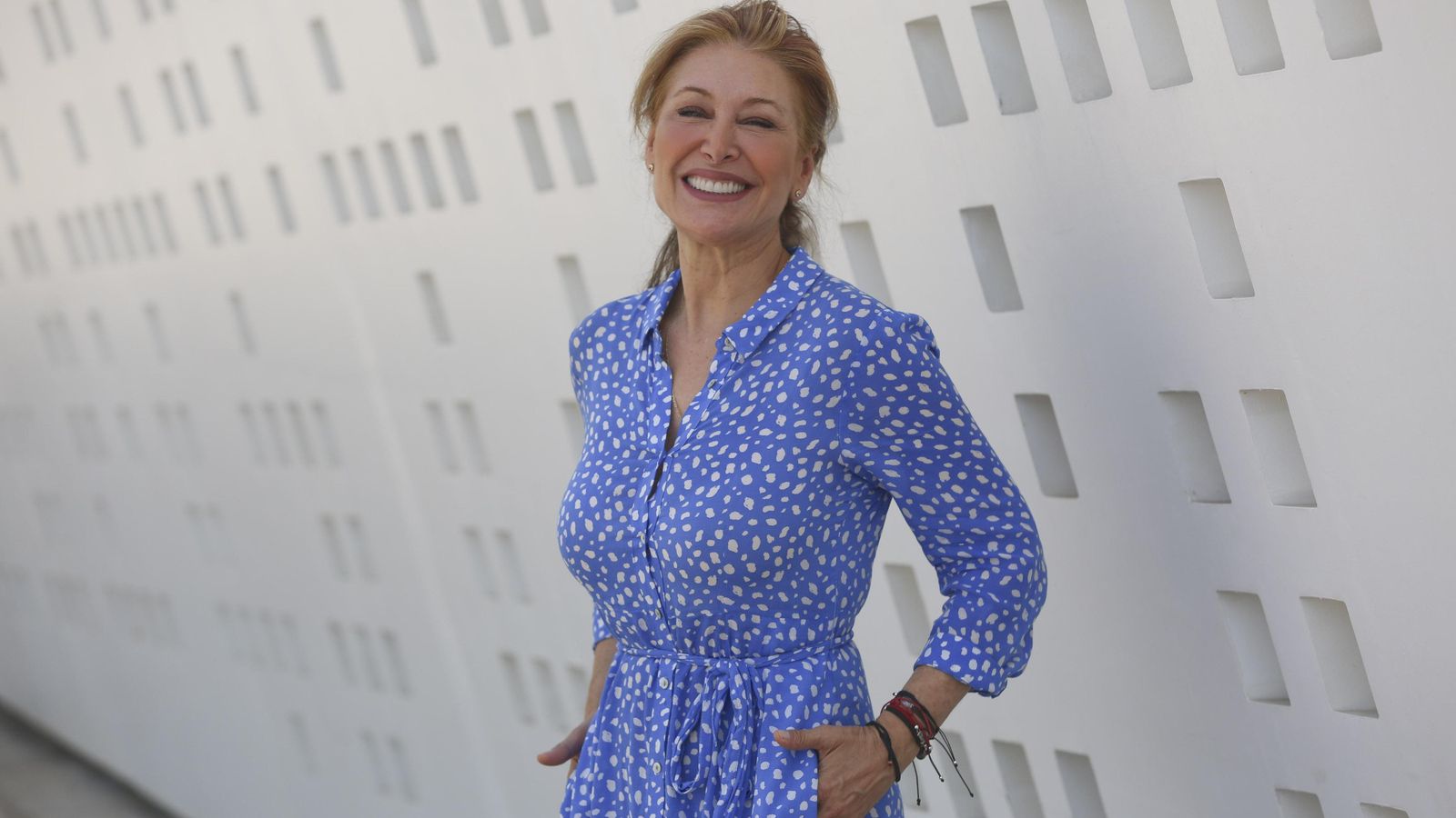 Teresa Viejo junto al Centre Pompidou de Málaga.