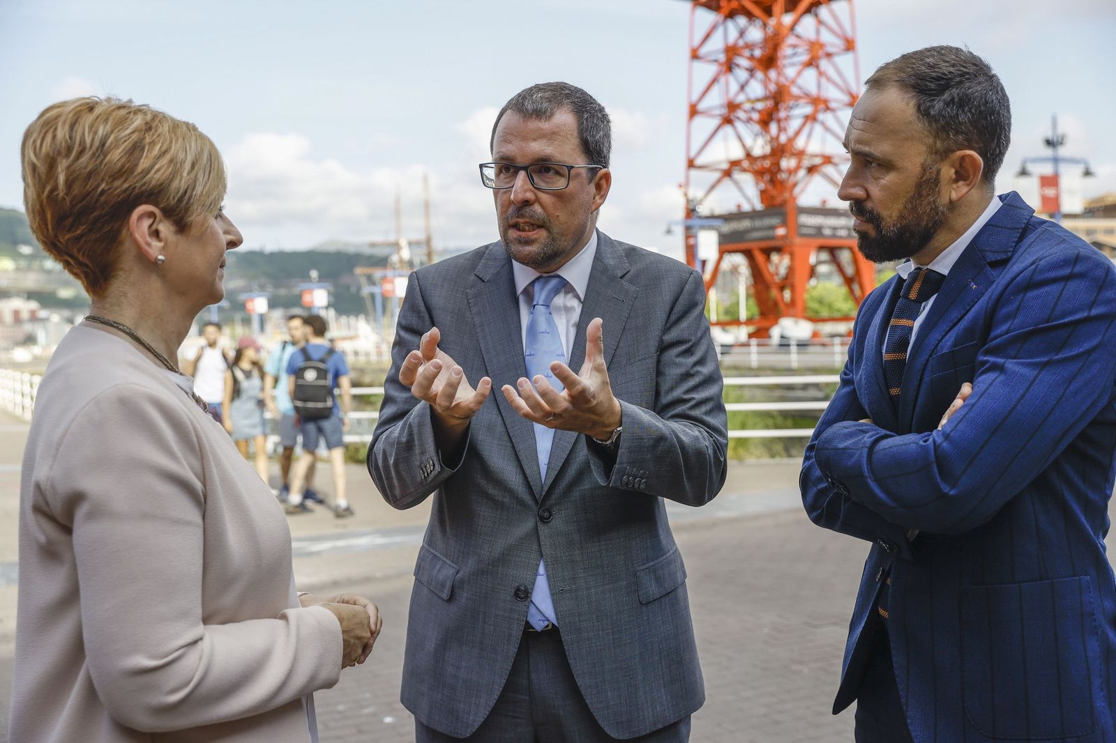 El secretario general de Industria, Raúl Blanco, en el centro, la consejera de Desarrollo Económico del Gobierno vasco, Arantxa Tapia, y el delegado del Gobierno en el País Vasco, Denis Itxaso.