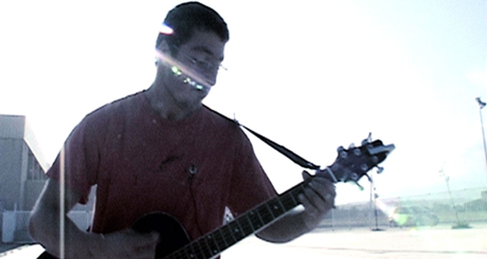 Autoestopal fons de la nit

El retrato de un personaje un tanto marciano, Pedrito de Campanet, joven mallorquín de 22 años, con una infancia difícil y que, rechazado por todos, ha logrado con empeño convertirse en lo que siempre quiso: un cantautor... eso sí, de canciones que parecen un cruce entre Albert Plà y Jarabe de Palo, y que toca donde y cuando quiere... la historia de una superación y de un personaje peculiarísimo.