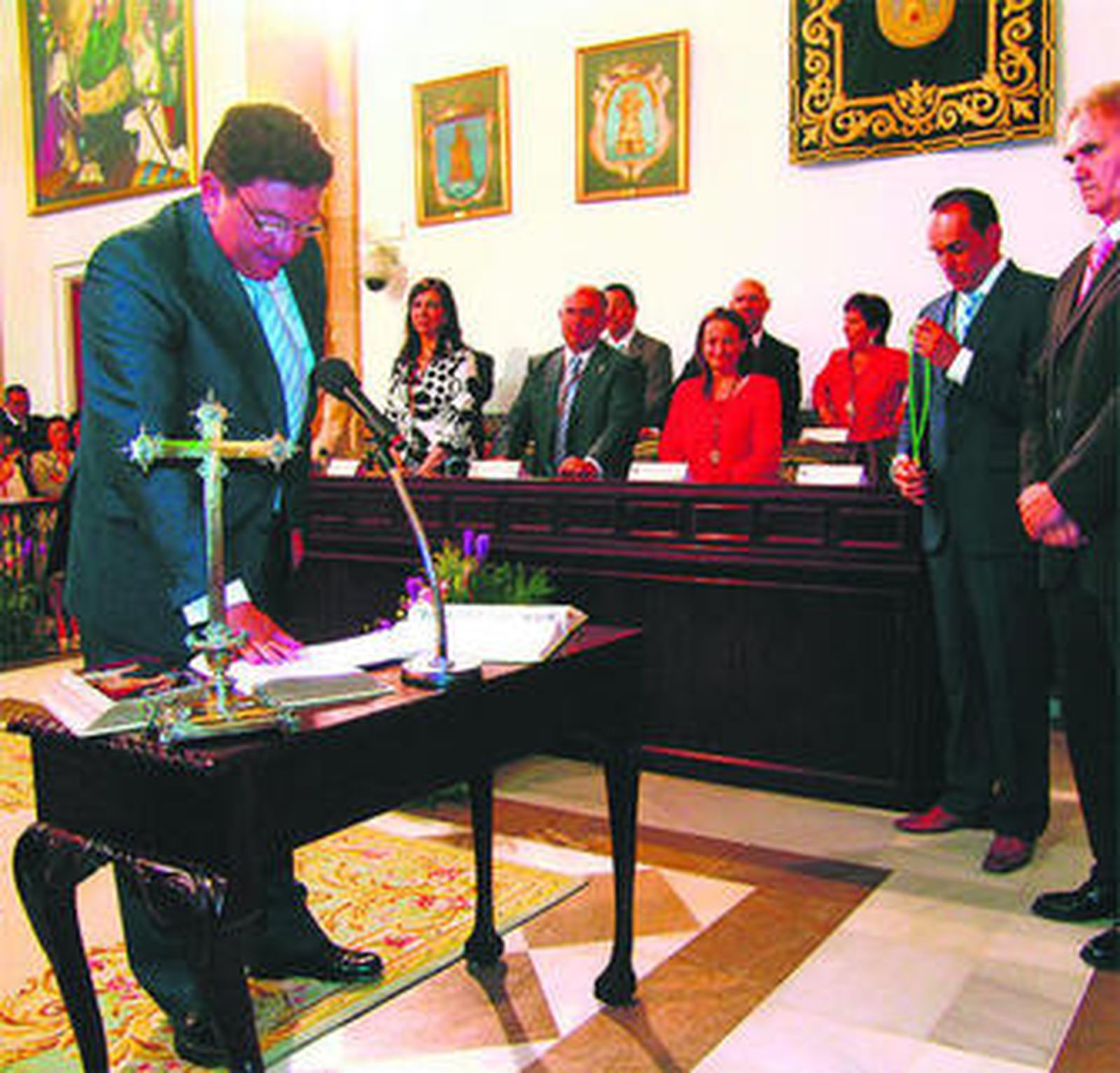 Lorenzo Sánchez, jurando el cargo en el Castillo de Luna el día de su reelección, en junio de 2007.