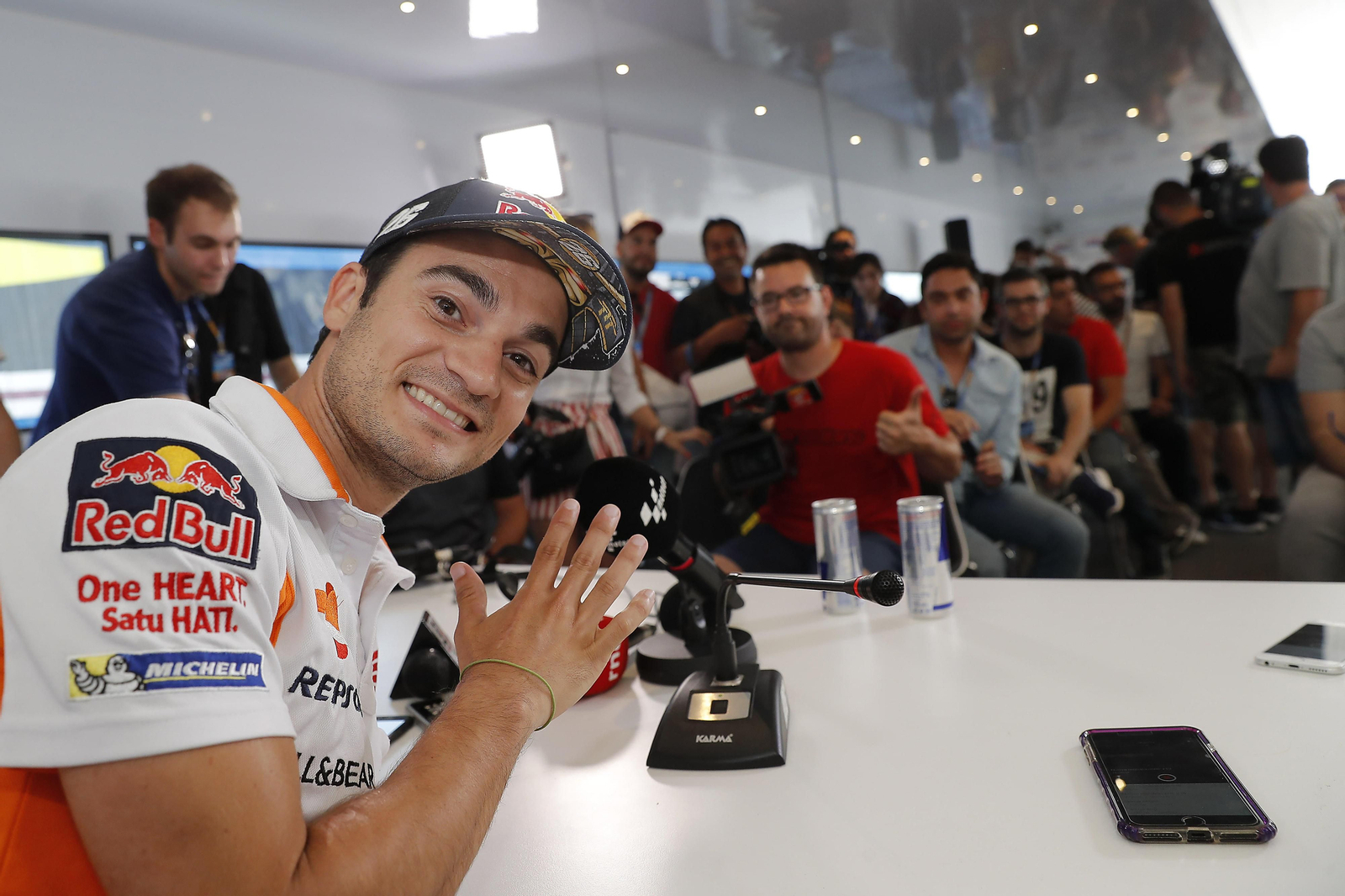 Dani Pedrosa congregó a una multitud de periodistas que deseaban saber más acerca de su futuro.