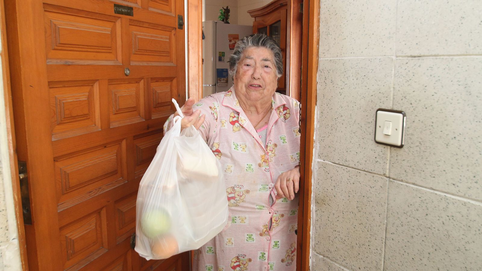 Dolores González, de 81 años, recibe con alegría cada día sus alimentos a domicilio
