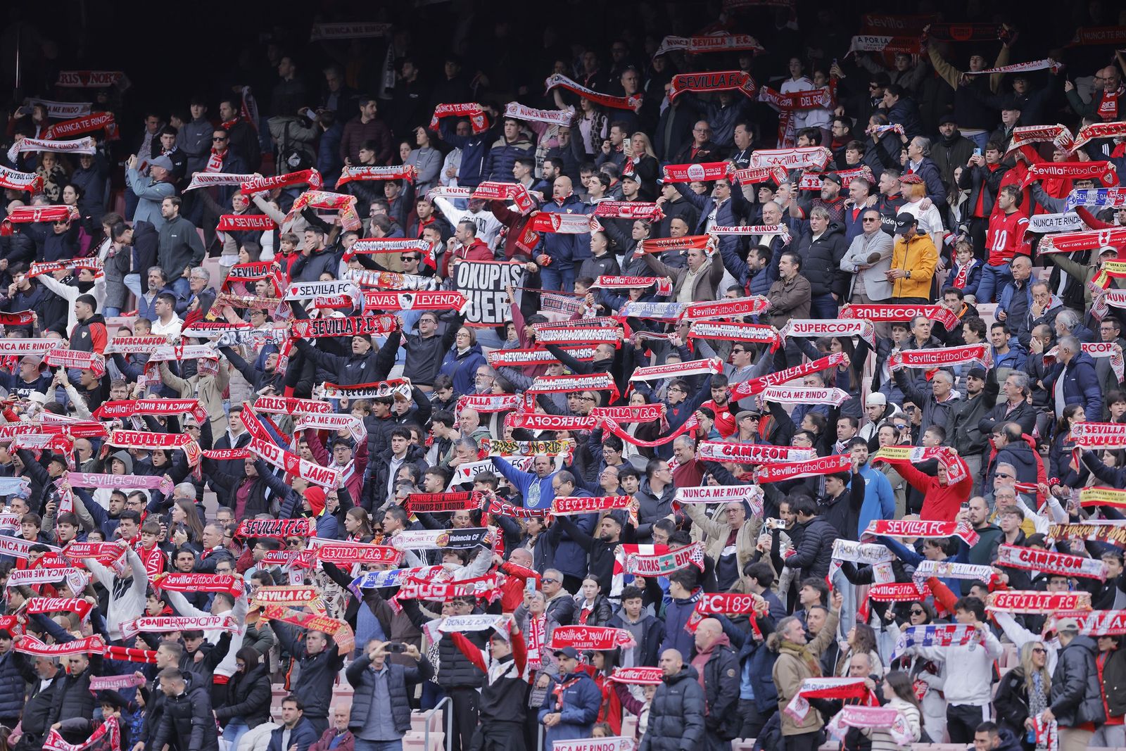 Búscate en las fotos del Sevilla - Girona