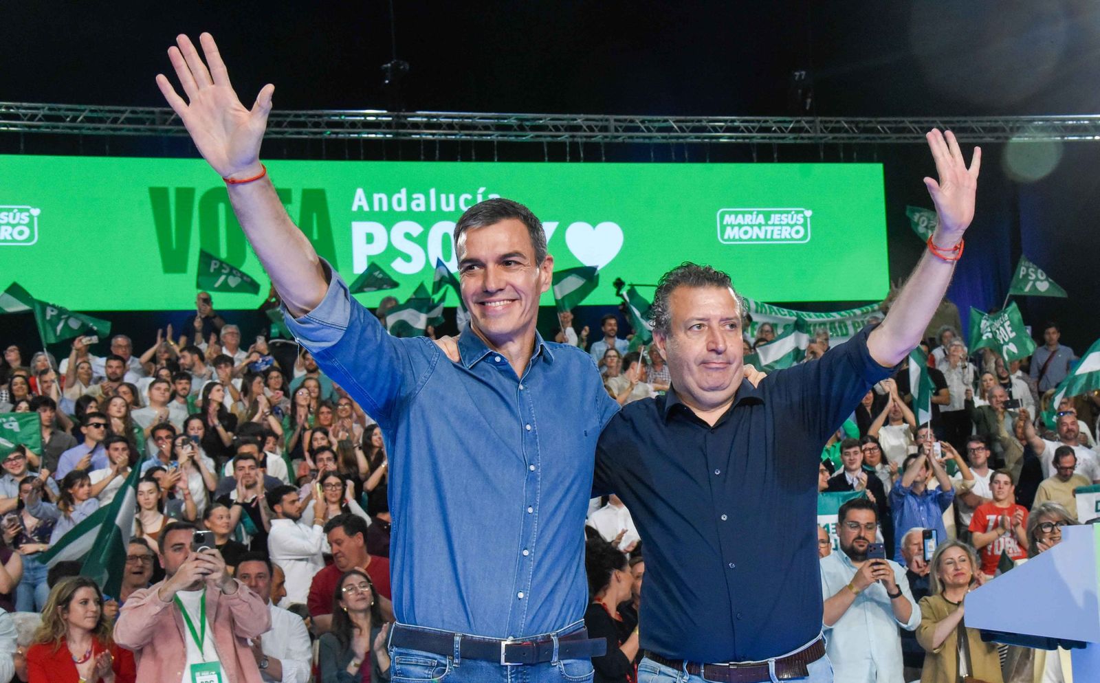 Pedro Sánchez y María Jesús Montero, en el último mitin de la campaña ...