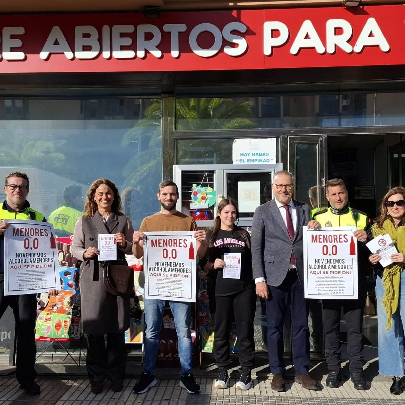 Visita de la teniente de alcaldesa a un establecimiento acogido a la campaña.