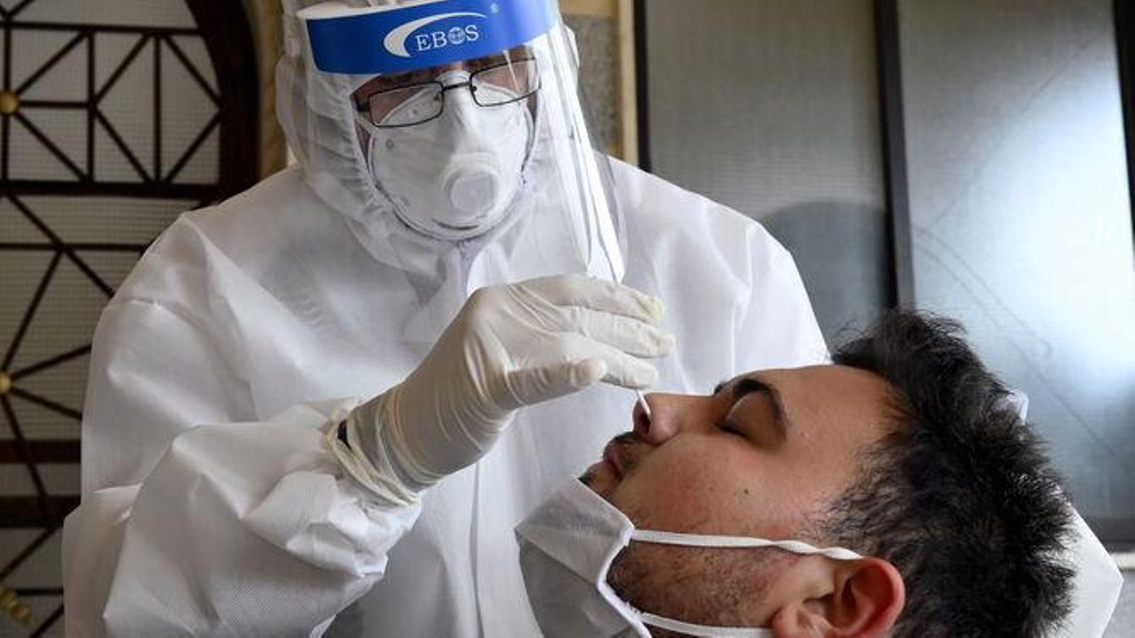 Un sanitario realiza un test