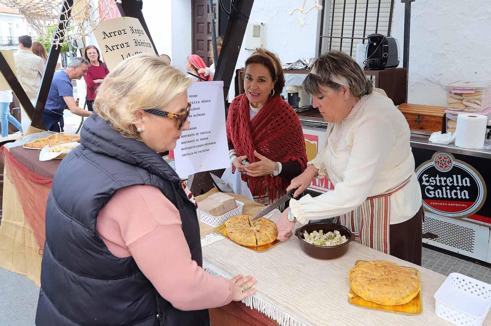 Imágenes del gran ambiente en la Feria Medieval de Palos de la Frontera, Huelva
