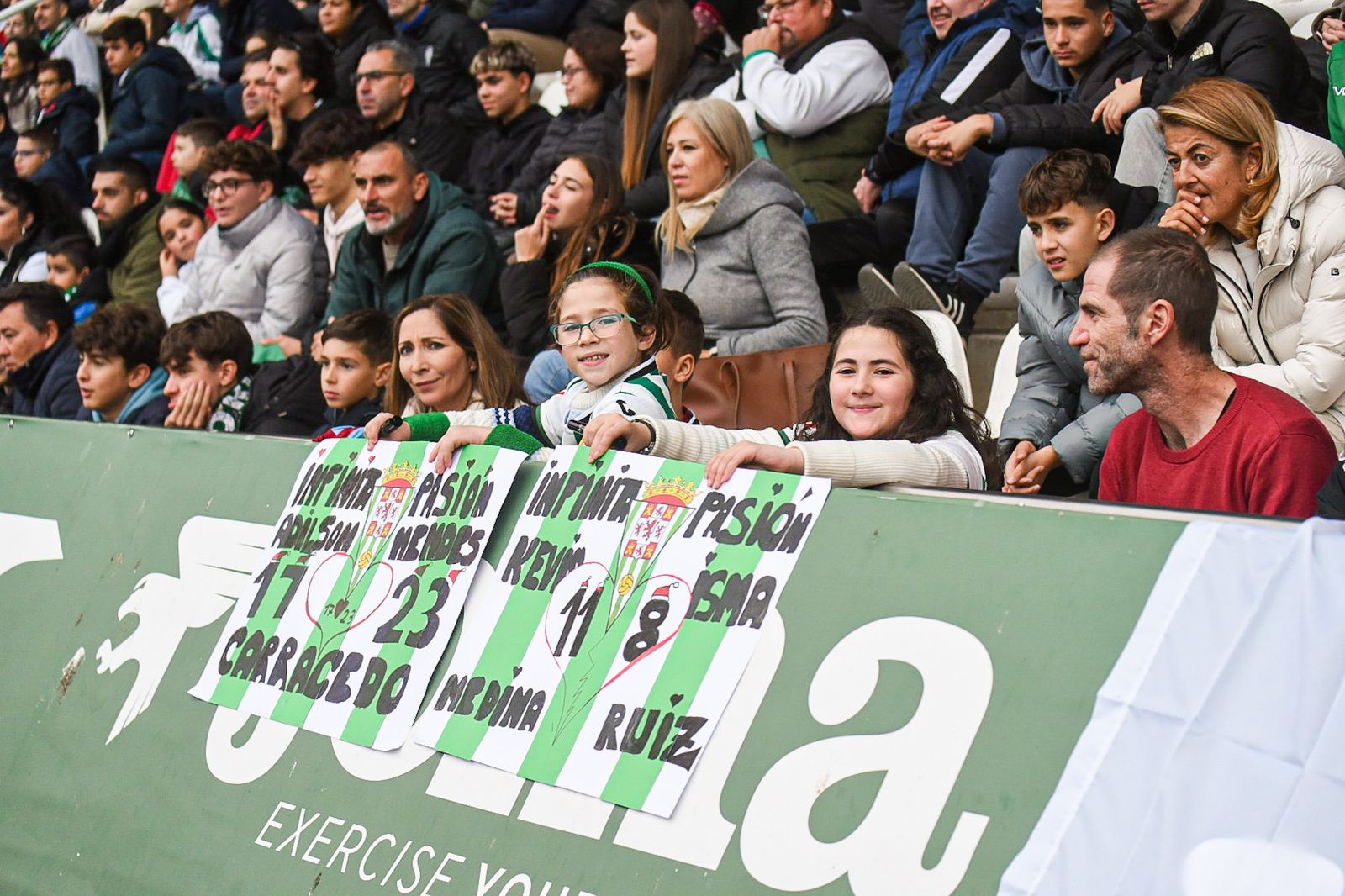 El Córdoba CF se deja querer por su afición en el Día de Año Nuevo: las fotos del entrenamiento de puertas abiertas