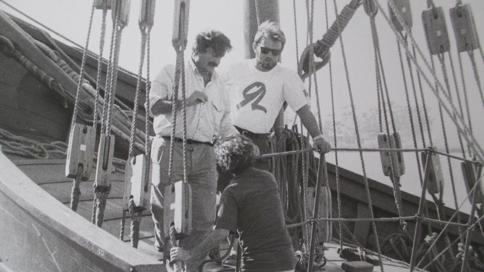 Miguel de la Quadra Salcedo en la carabela ‘La Pinta’ en 1990.