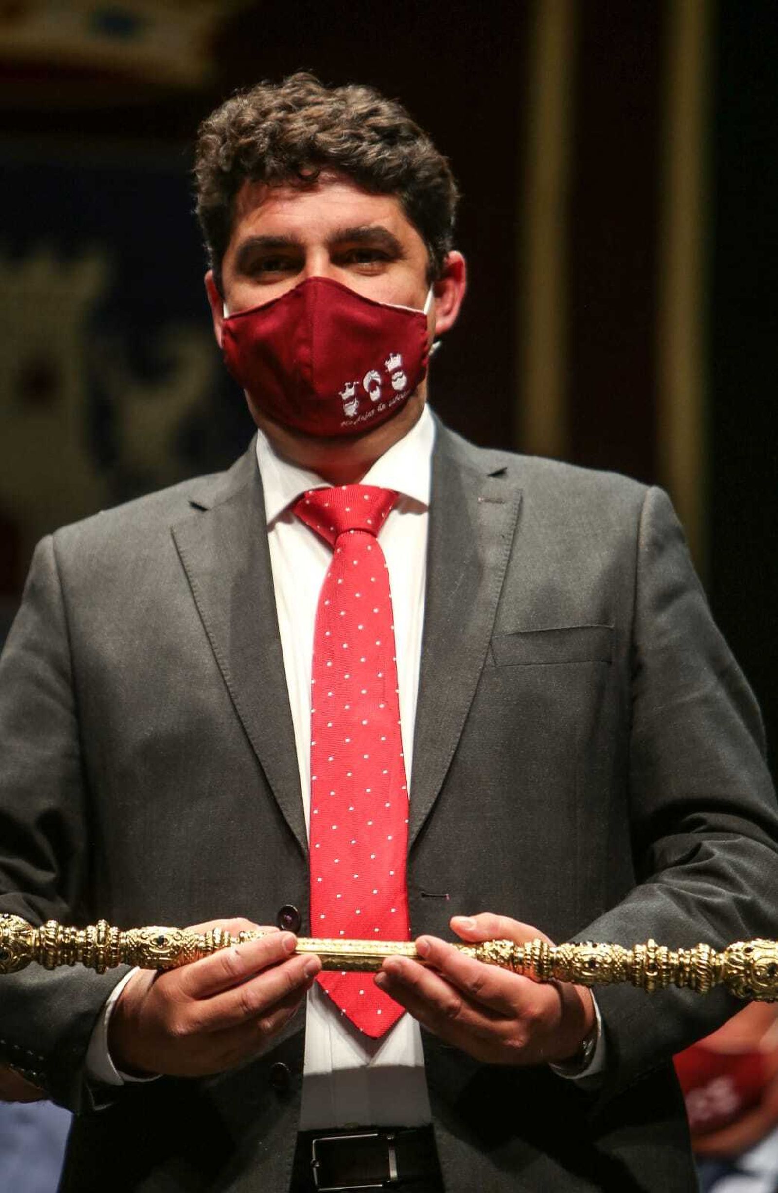 El Rey Baltasar, Mario Gómez, posa tras recibir el cetro.