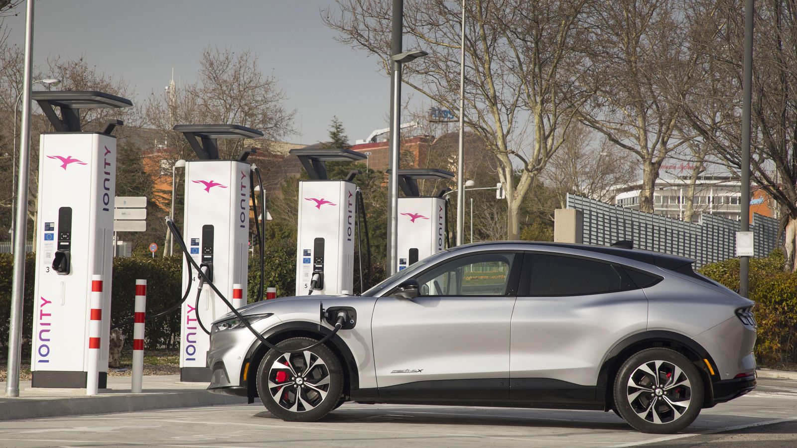 Según la batería, el Mach-E puede recargarse con potencias de 115 o 150 kW: en el primer caso, el de la de 75,7 kWh, en el segundo, con la de 98,7. Durante un año el acceso a la red Ionity es gratis, con una reducción del precio del kWh del 50 por ciento: 0,39 euros.