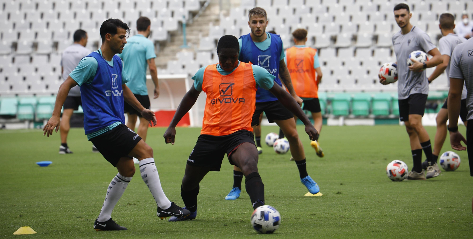 Ferney Mosquera presiona a José Ruiz ante la mirada de Antonio Casas.