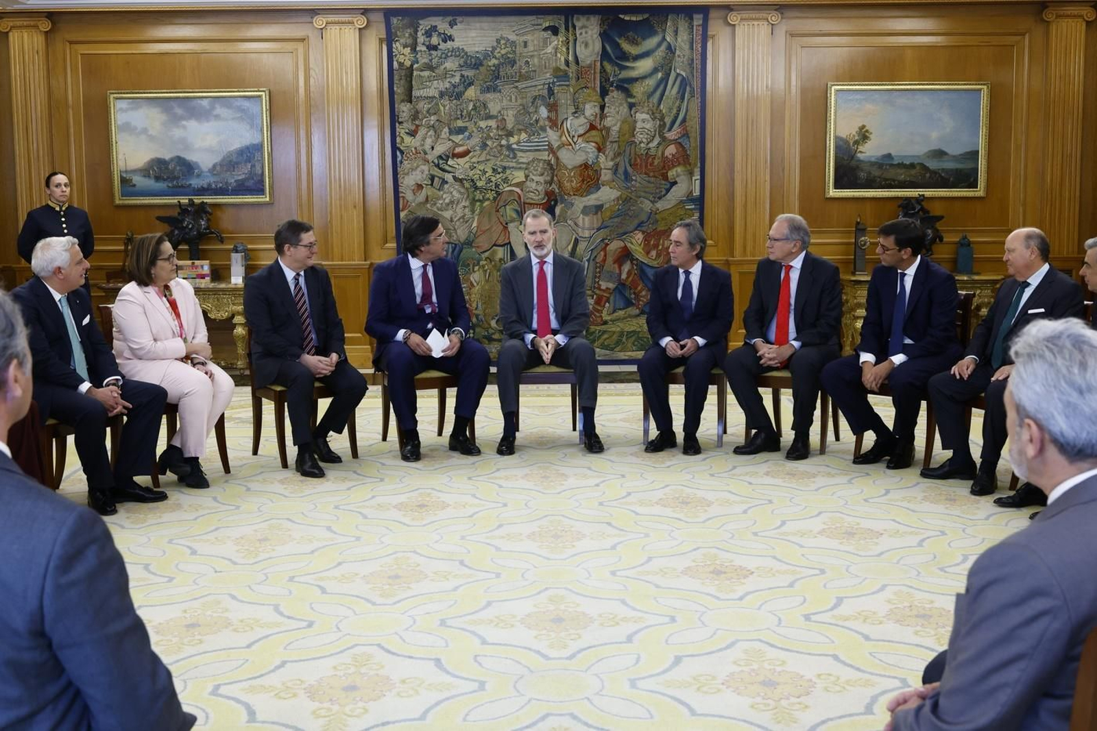 Su Majestad el Rey Felipe VI con empresarios de Cesur.