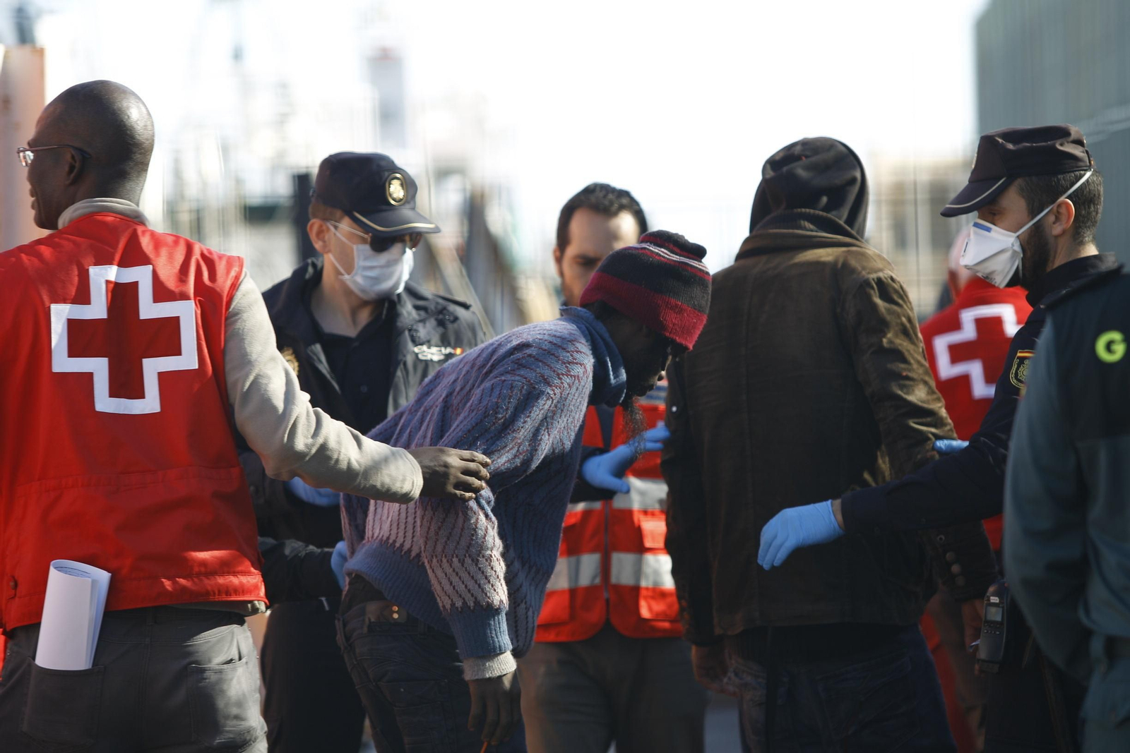 Efectivos de Salvamento Marítimo y Cruz Roja atenden a los supervivientes de la patera en 2014.