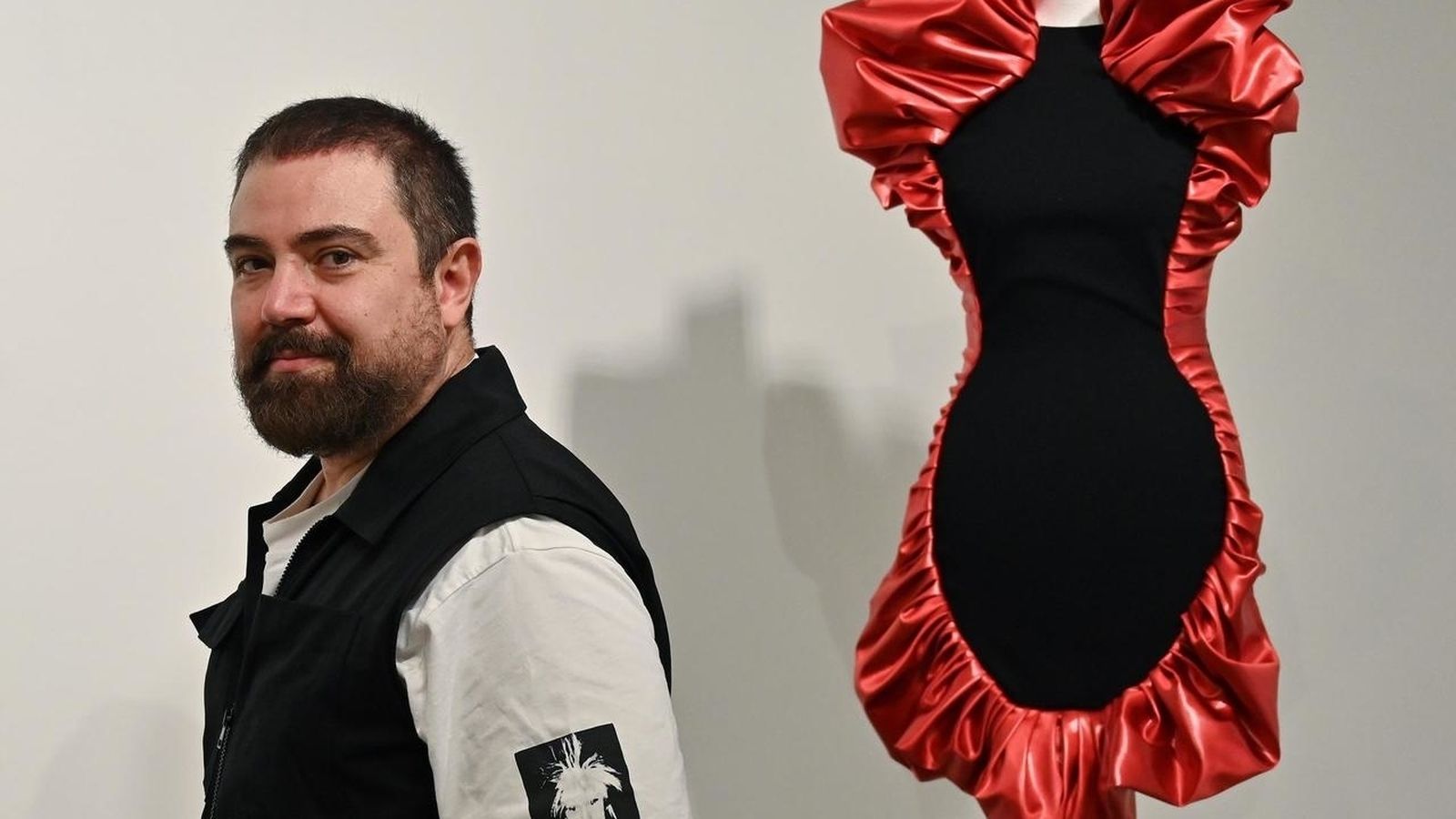 El diseñador alicantino Emilio de la Morena, en su exposición.