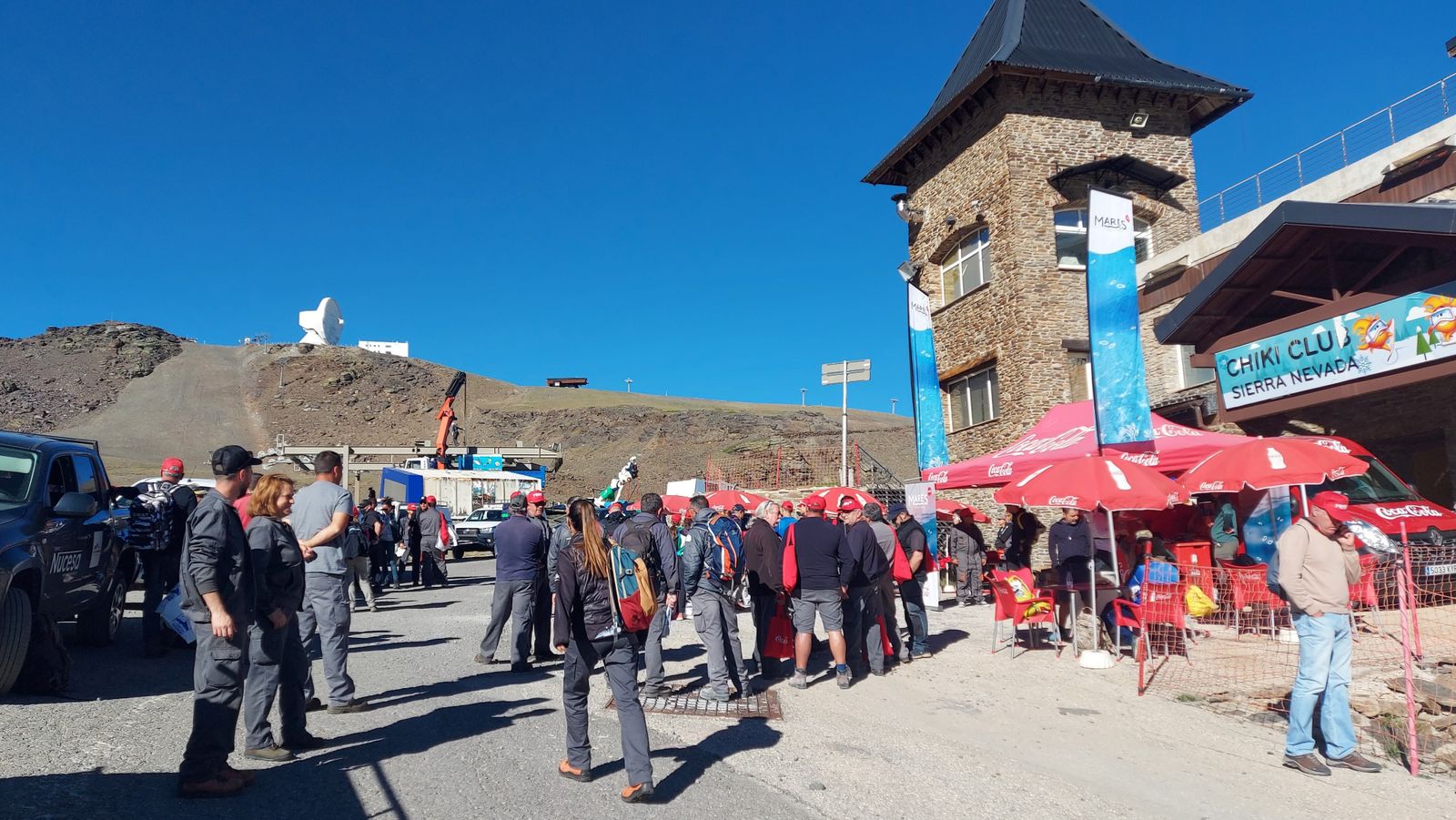 Más de un centenar de personas participan en la limpieza del área esquiable de Sierra Nevada