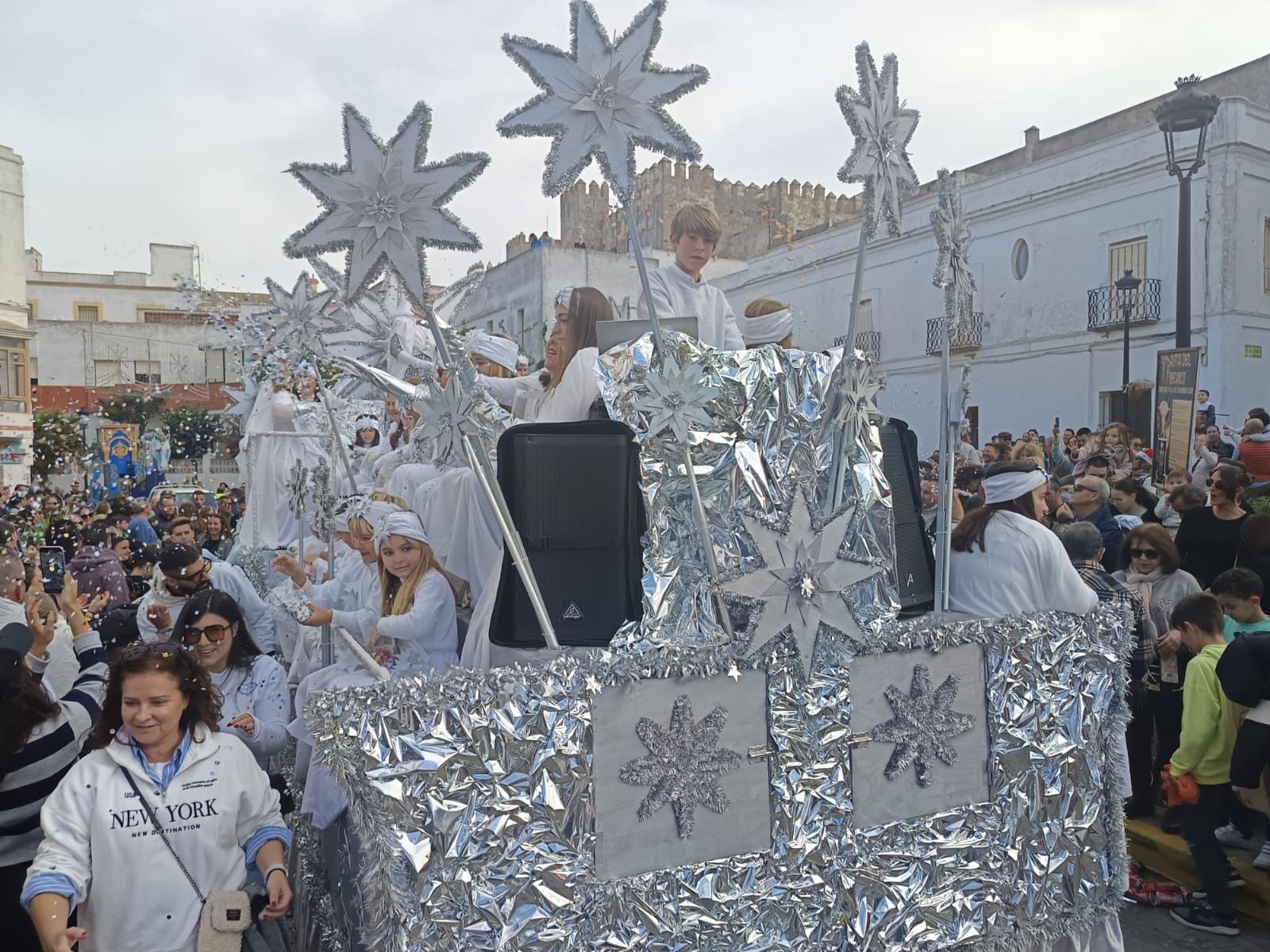 La ilusión de la cabalgata de los Reyes Magos recorre Tarifa en una mañana sin lluvia, en imágenes