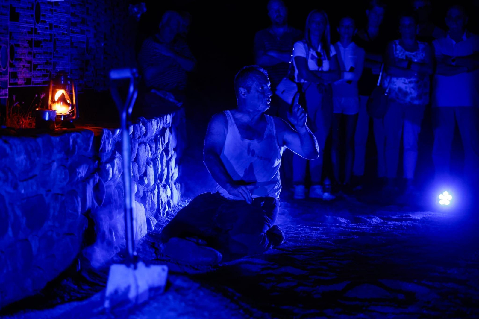 Así ha sido la representación de 'El enterrador de Paterna' en el cementerio de Granada