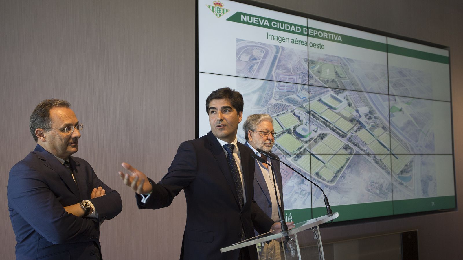 Ángel Haro, entre Ozgur Unay y Francisco Toscano.