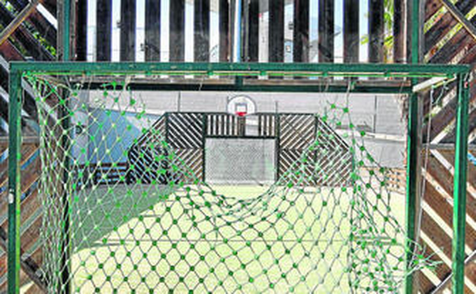 Las redes de la portería de uno de los espacios multiusos aparecen rotas.