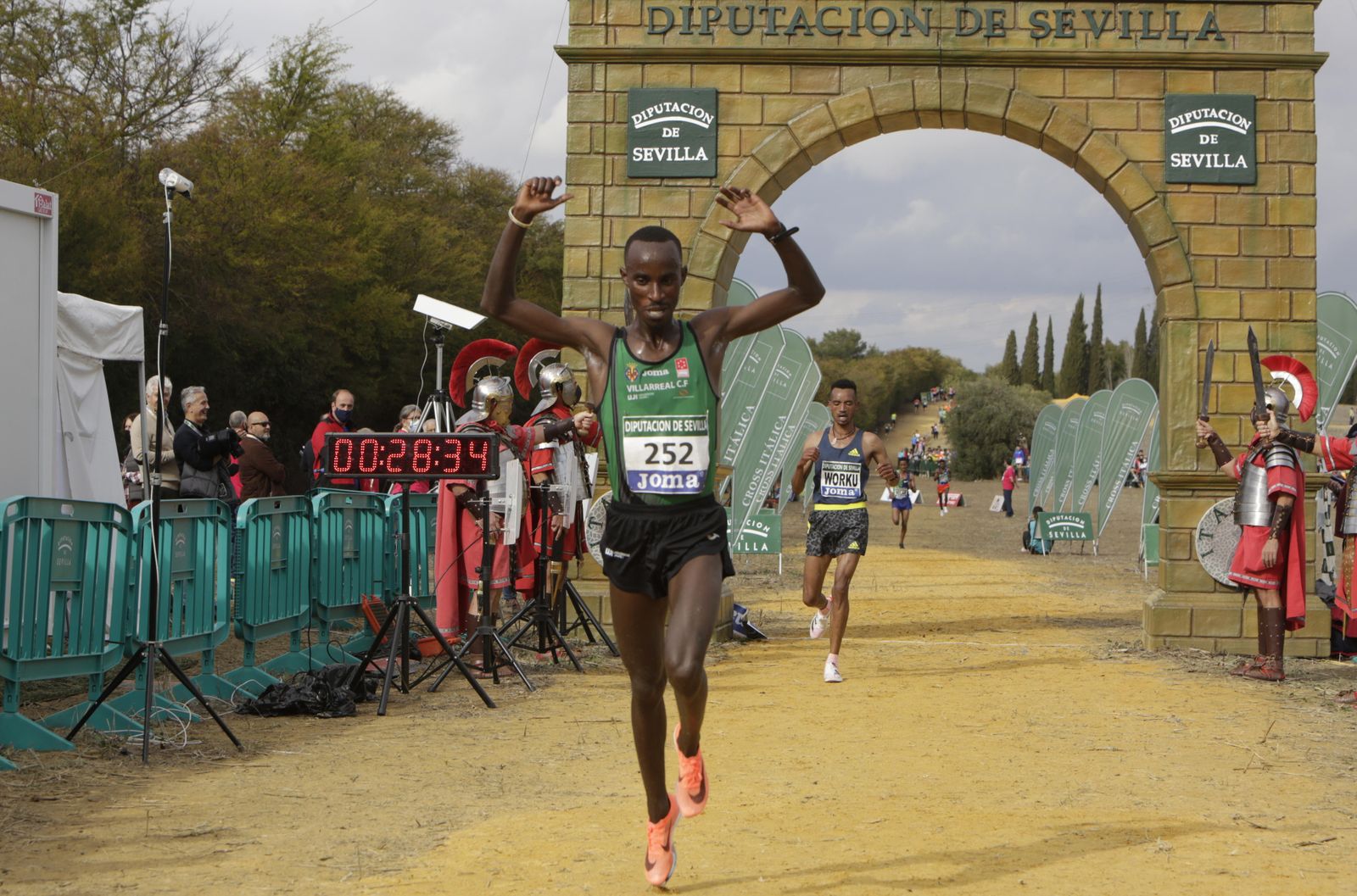 El burundés Rodrigue Kwizera entra por delante del etíope Tadese Worku.