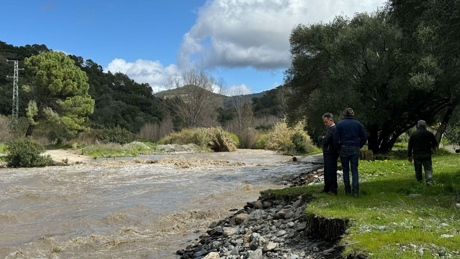 Vecinos de Genalguacil observan la crecida de los ríos