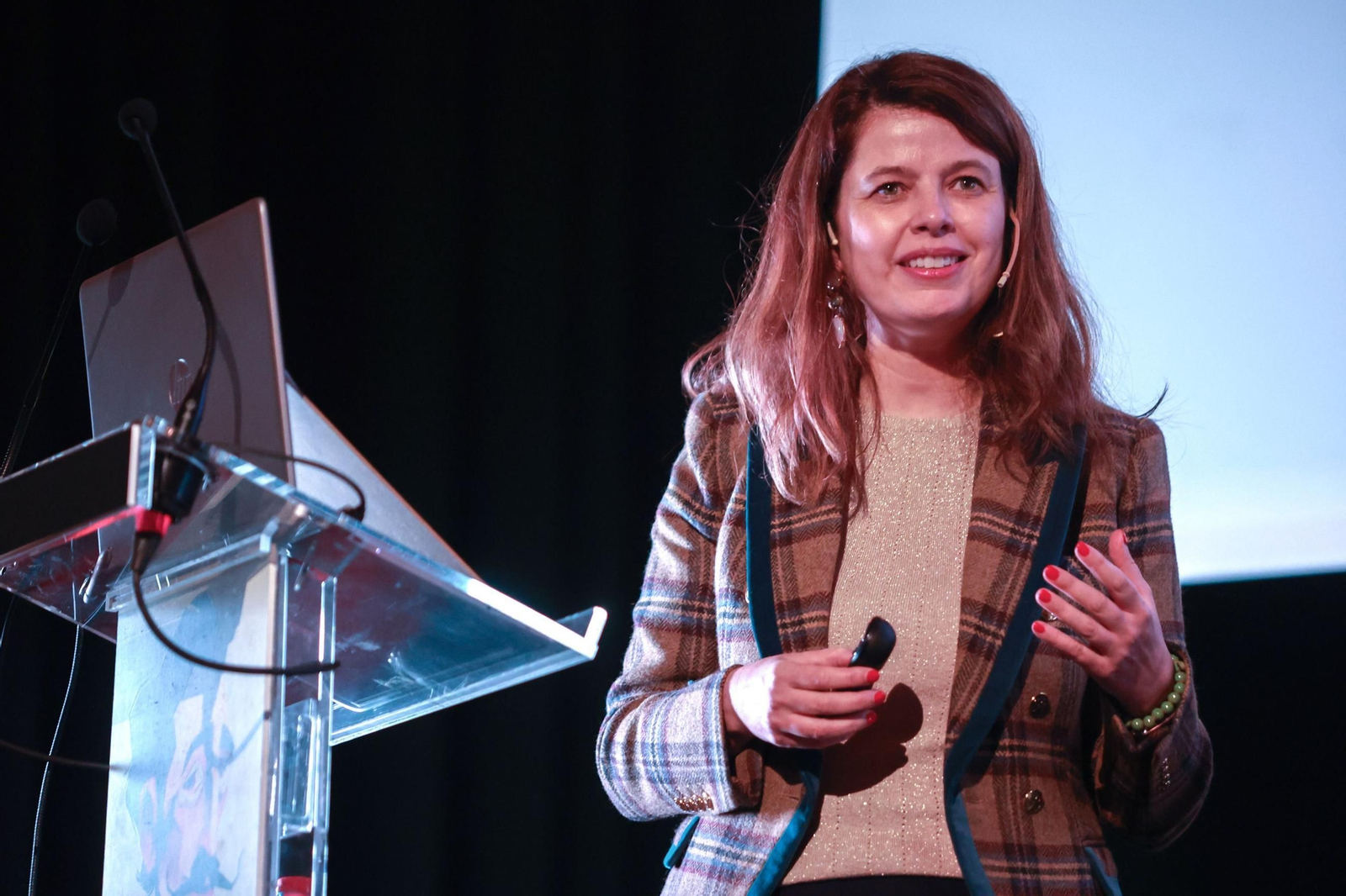 La escritora y filóloga Lola Pons coordina las jornadas del CAL.