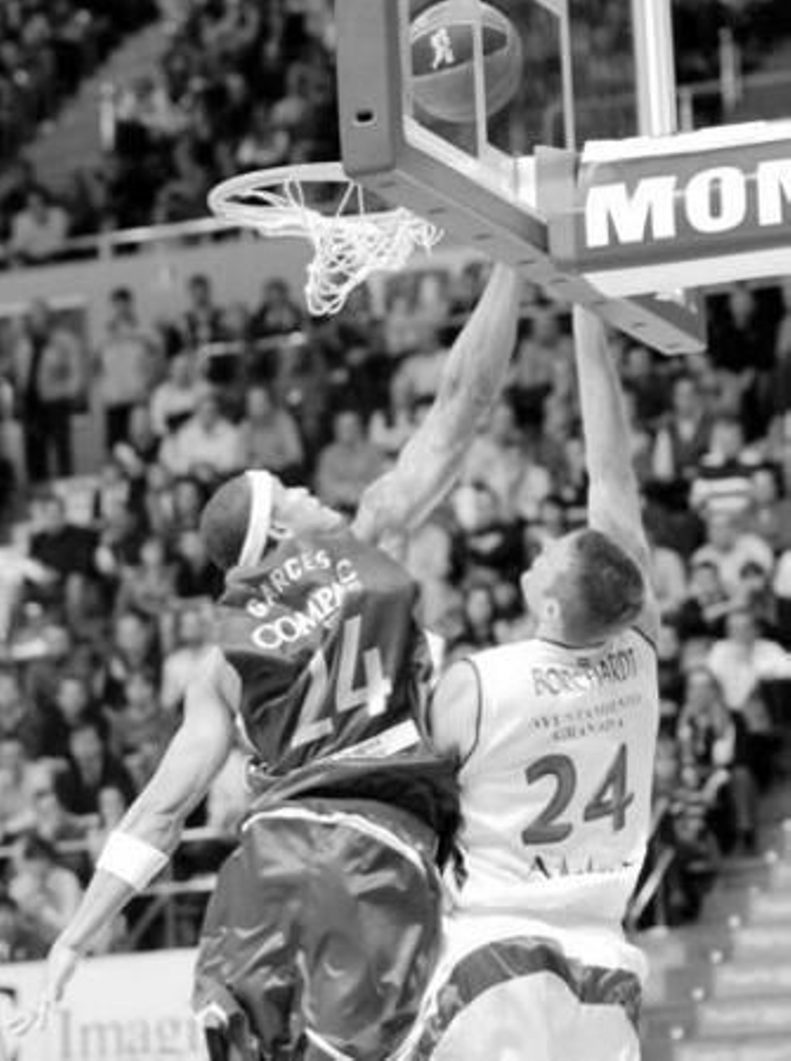 Rubén Garcés salta a poner un tapón a Curtis Borchardt que hace un aro pasado.