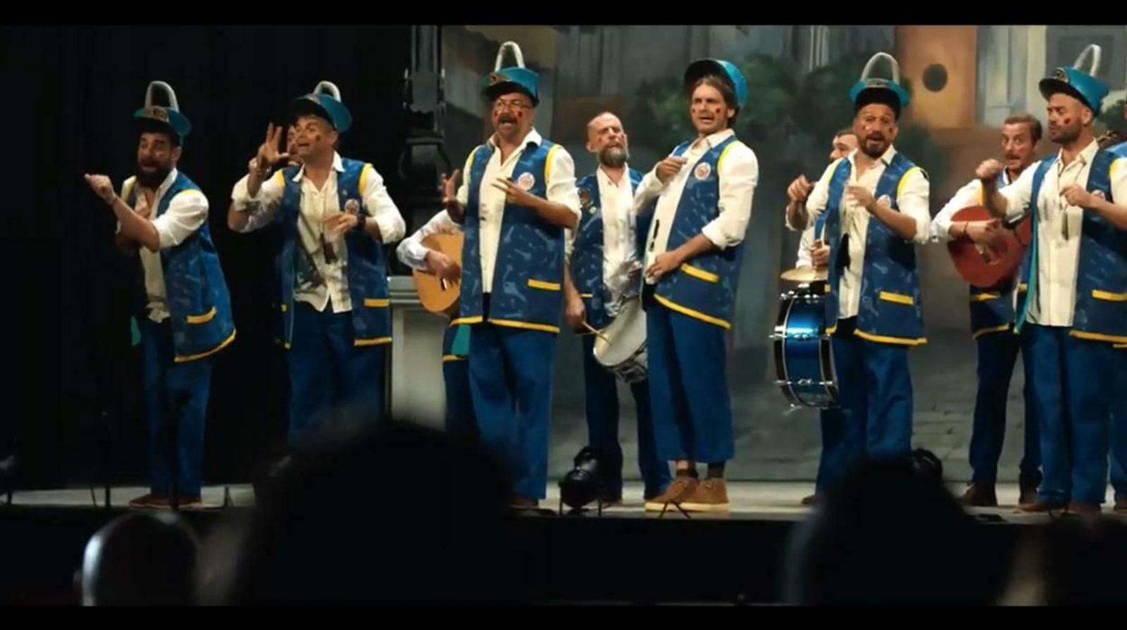 Salva Reina entre los chirigoteros de la Final del Falla.