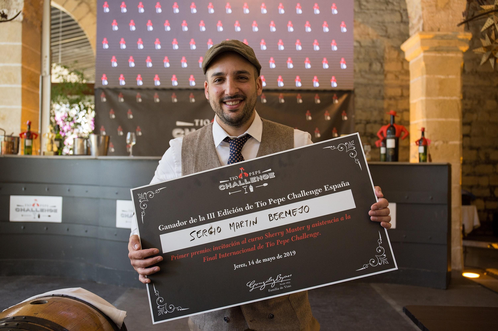 Sergio Martínez con el diploma que le acredita como ganador de la final nacional del concurso.