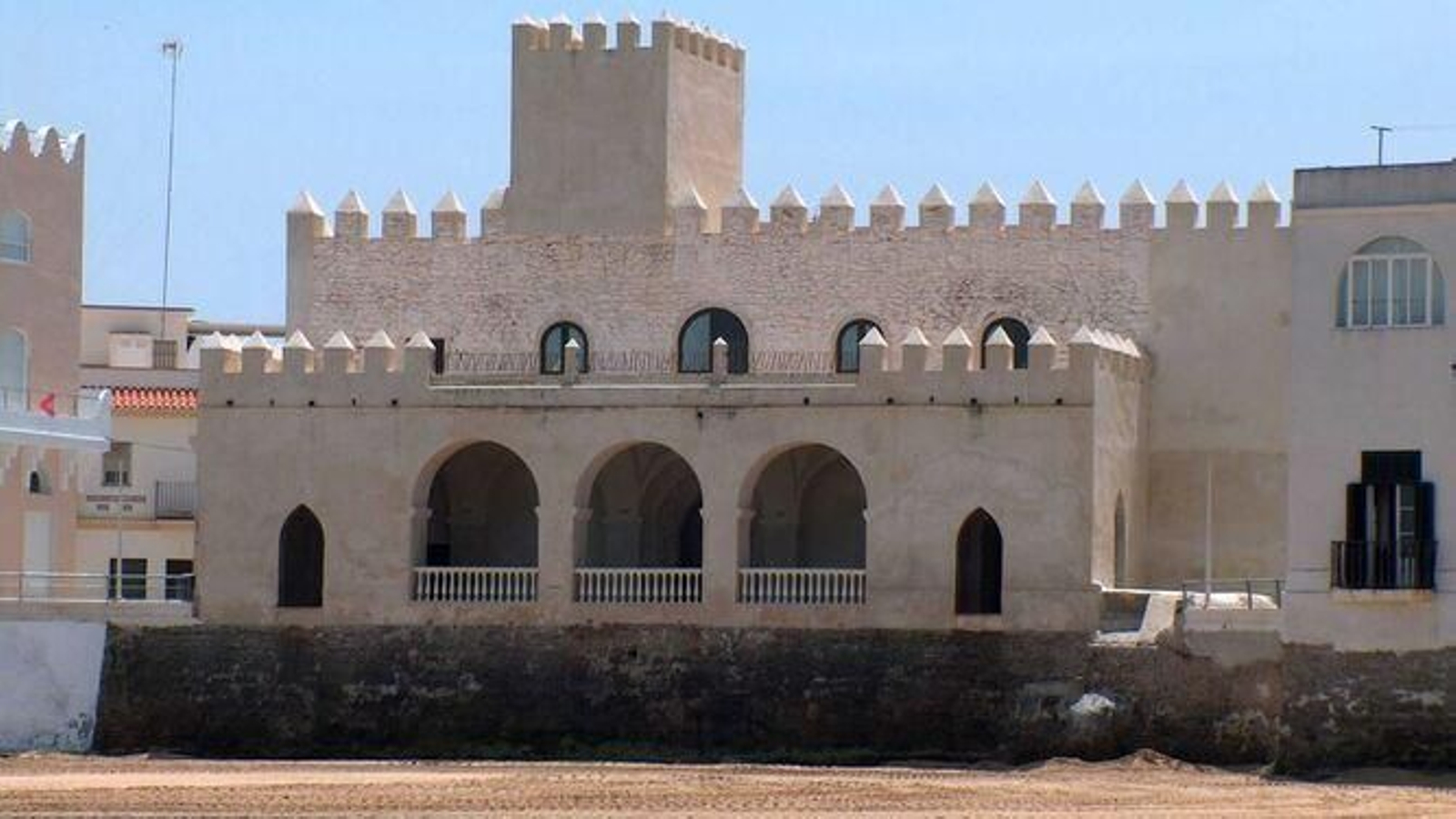 Castillo de Chipiona visto desde el mar.