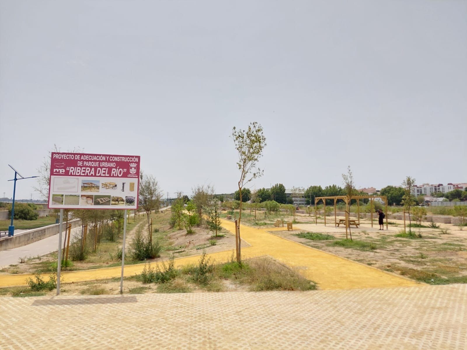 El nuevo parque Ribera del Río, a la espera de que los árboles crezcan para ganar espacios de sombra.