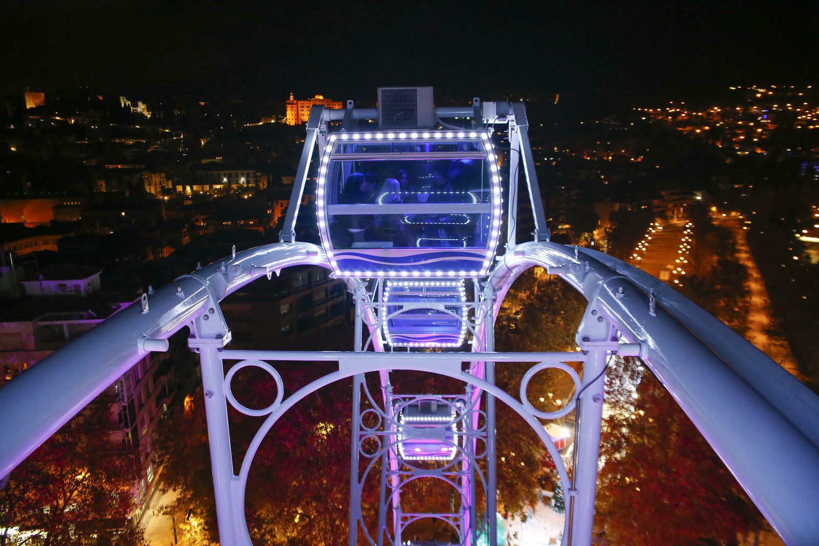 Así es la noria de Granada, una mirador en el Paseo del Salón