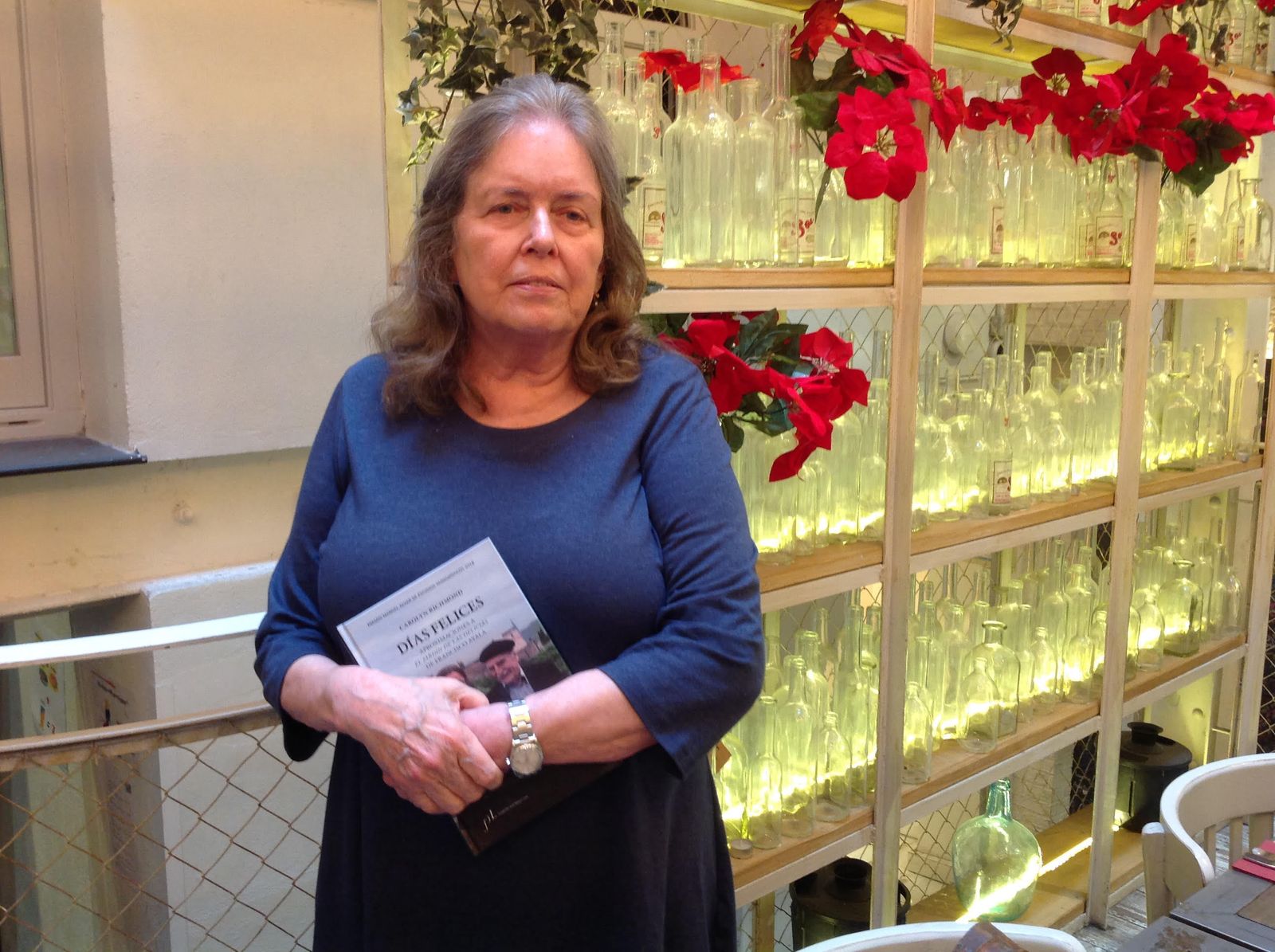 La escritora y crítica literaria Carolyn Richmond posa agarrada a su ensayo en la presentación de Madrid.