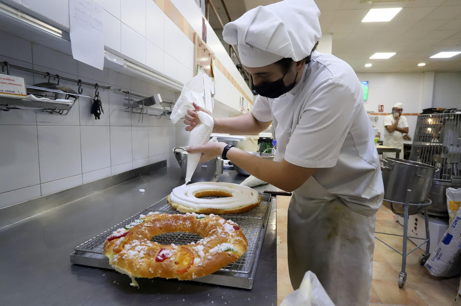 Imágenes de la elaboración del Roscón de Reyes en la Dulcería Nova Ruiz