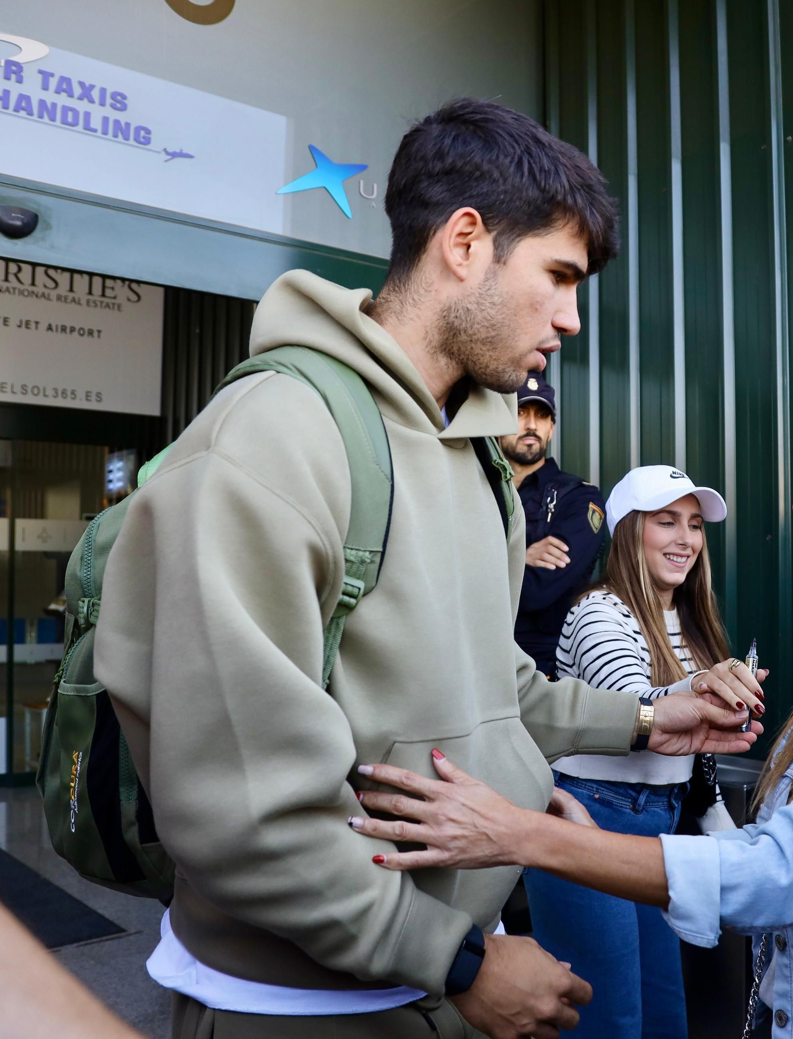 Así fue la llegada de Carlos Alcaraz a Málaga para jugar la Copa Davis