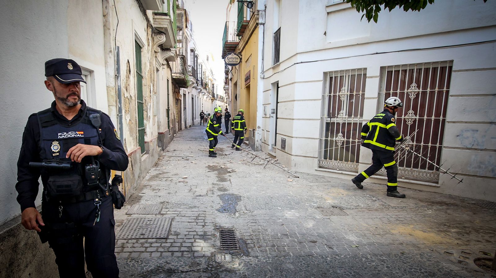Herida una mujer al caerle una antena de una obra sin licencia en Jerez