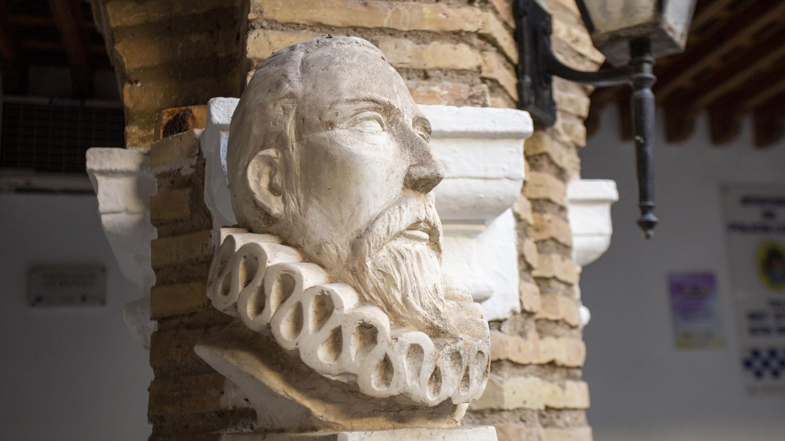 Cervantes en el patio del Ayuntamiento.
