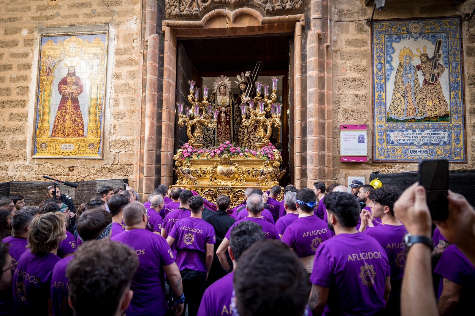 Imágenes de la salida de Afligidos en la Semana Santa de Cádiz 2025
