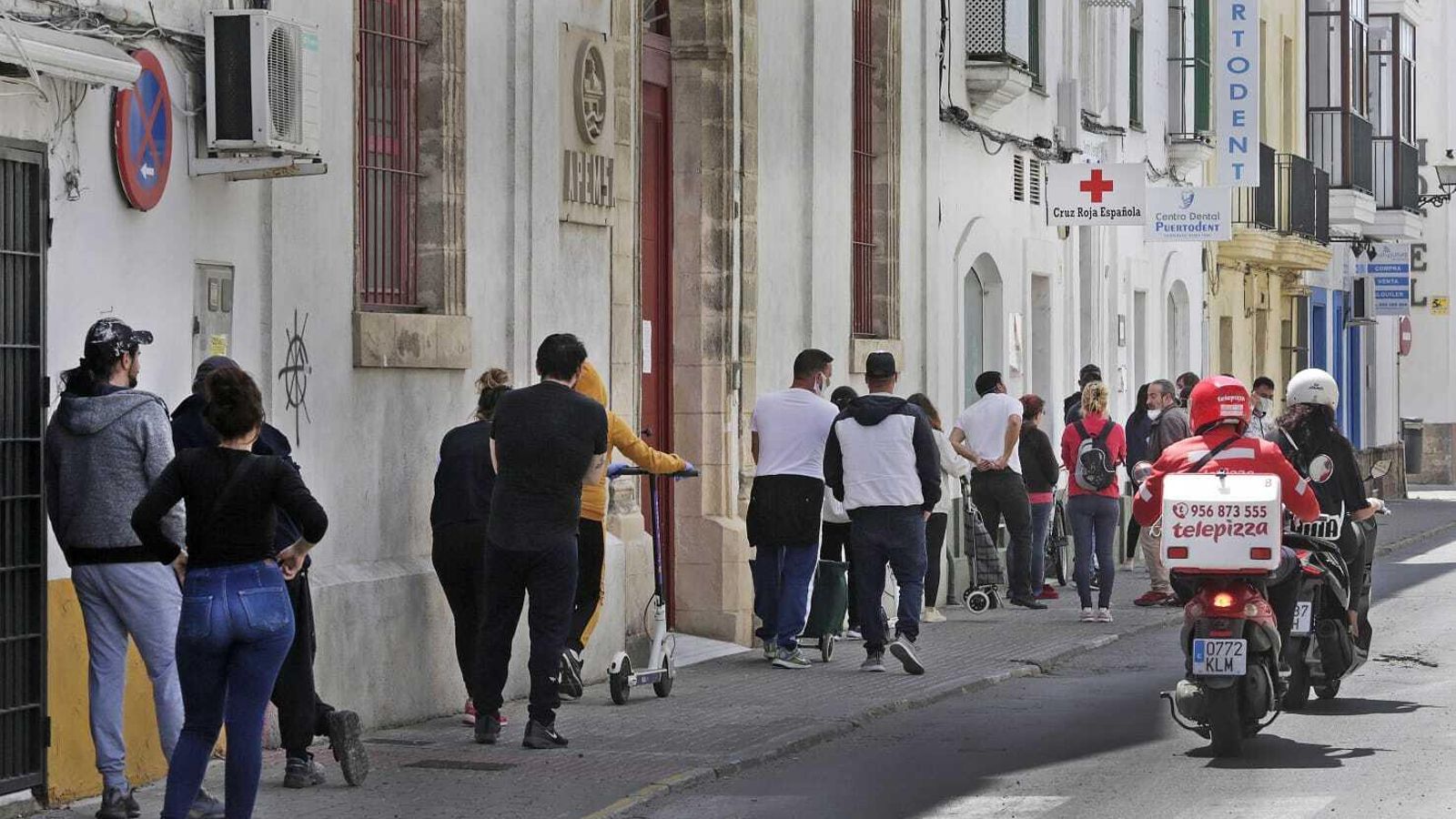 Las largas colas a las puertas de la asamblea local de Cruz Roja se han podidio ver esta semana.