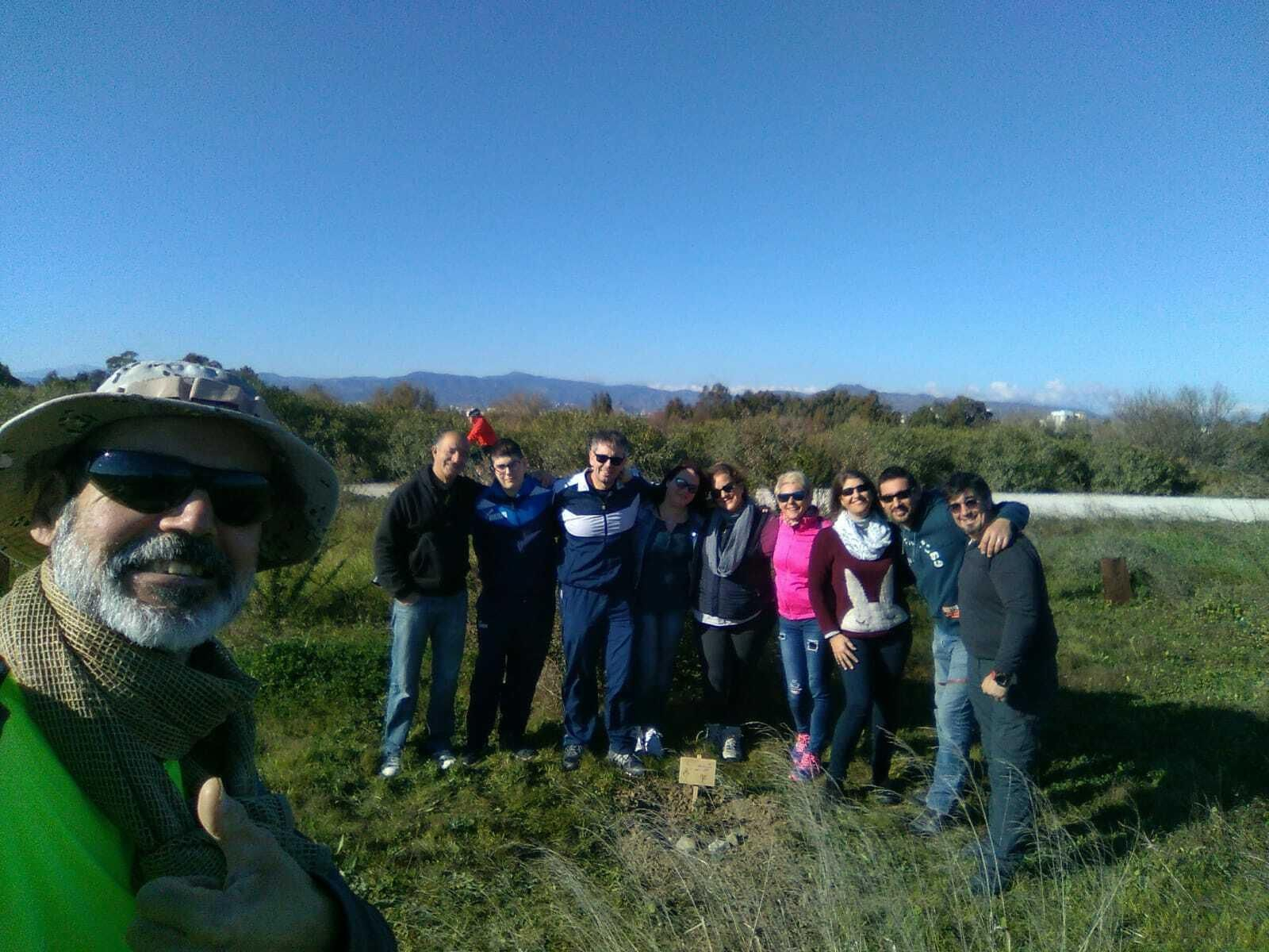 El voluntario malagueño Gonzalo Zamora, junto a un grupo de padres.