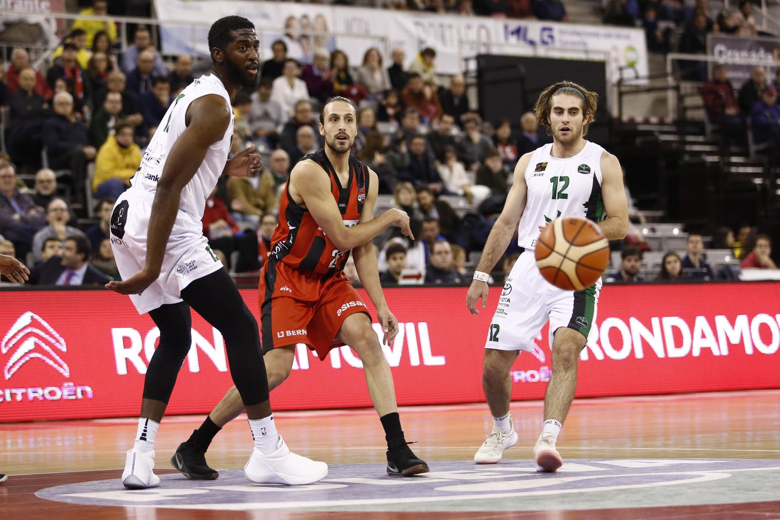 De Cobos da una asistencia en uno de los últimos partido como locales.