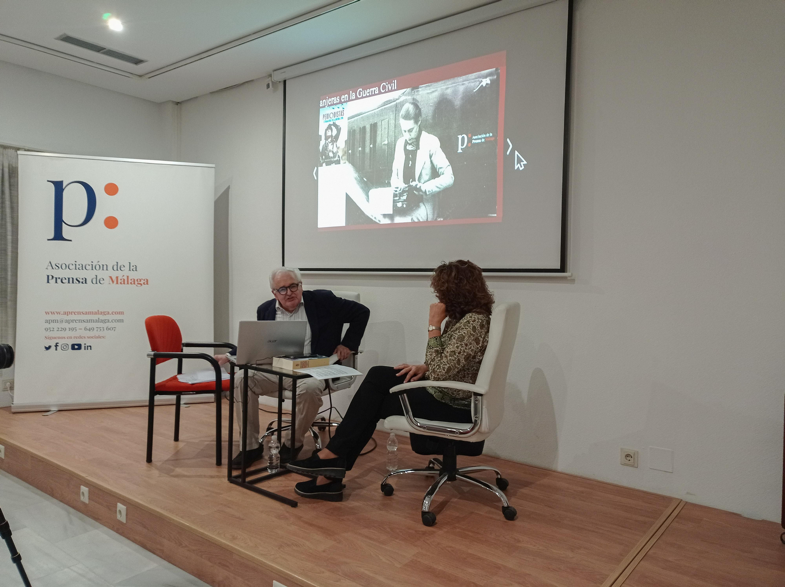 El periodista Bernardo Díaz Nosty junto a la presidenta de la Asociación de la Prensa de Málaga, Elena Blanco