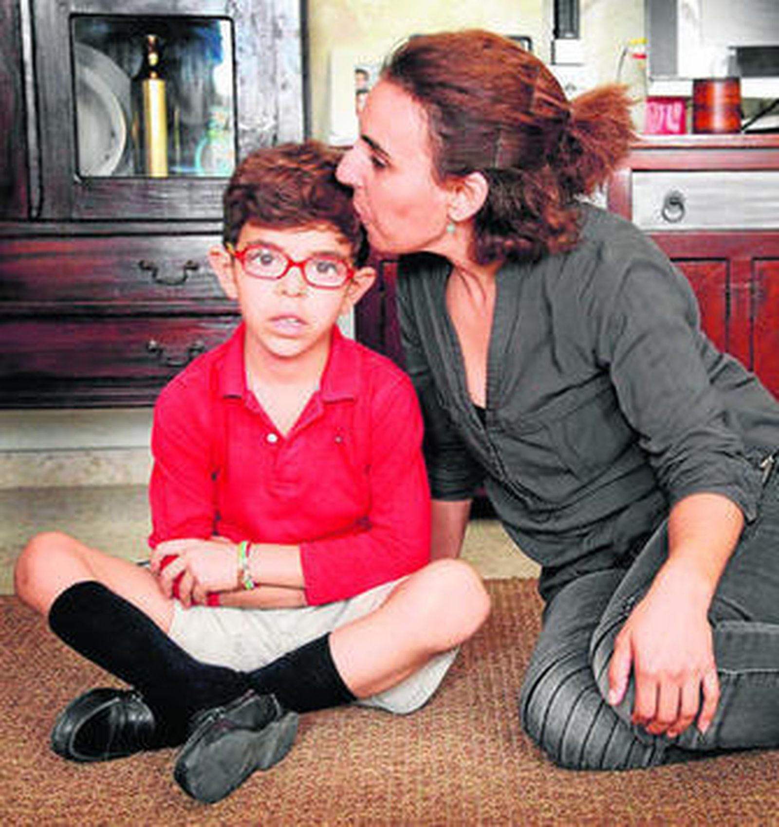 Inés Martínez y su hijo Hugo, ayer, en el salón de su casa.